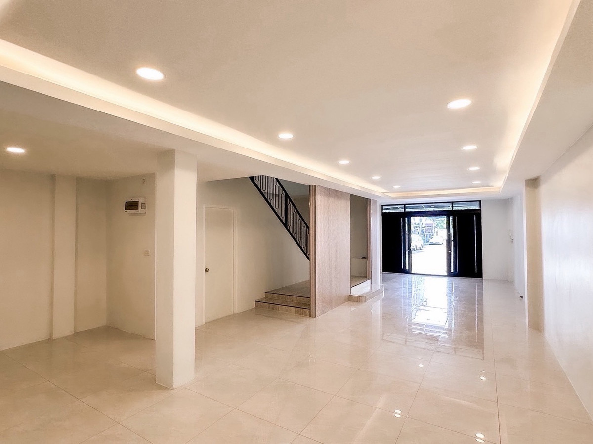 ขายทาวน์โฮมรามคำแหง หัวหมาก : ขายโฮมออฟฟิศ พระราม 9 ลาดพร้าว 4 ชั้น หลังมุม รีโนเวทใหม่ ติดถนนใหญ่ ใกล้ทางด่วน เหมาะทำธุรกิจและลงทุน
