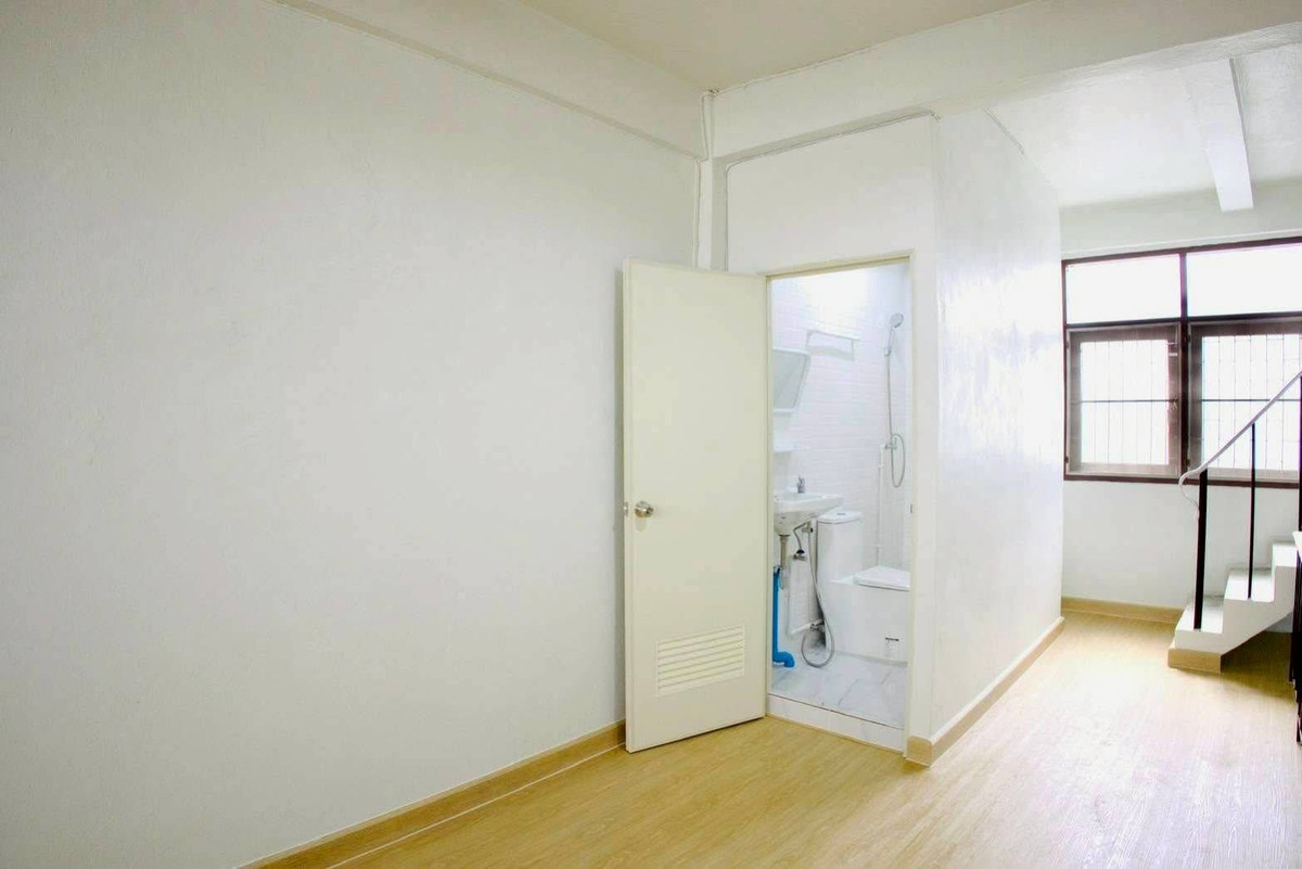 ให้เช่าโฮมออฟฟิศนานา : LTH14706 – ปล่อยเช่า ราคาดี ทำเลทอง Commercial for Rent | Sathorn 11 | 180 sqm | 4 Storey 3 Bedrooms 4 Bathrooms | Prime Location Spacious Layout Walkable to School Best Value | Near BTS St. Louis | 45,000 THB/Month | อาคารพาณิชย์ให้เช่า สาทร 11 ขนาด 180 