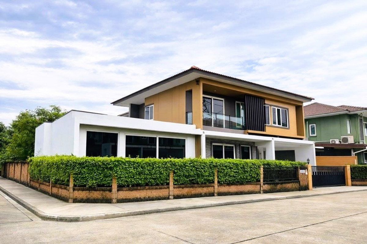 For SaleHousePattanakan, Srinakarin : 📌[Reservation missed] Urgent! Corner plot detached house The largest house in the Village On Nut 65 project. Fully renovated, built-in throughout, very new condition. If interested, contact 095-424-3656.