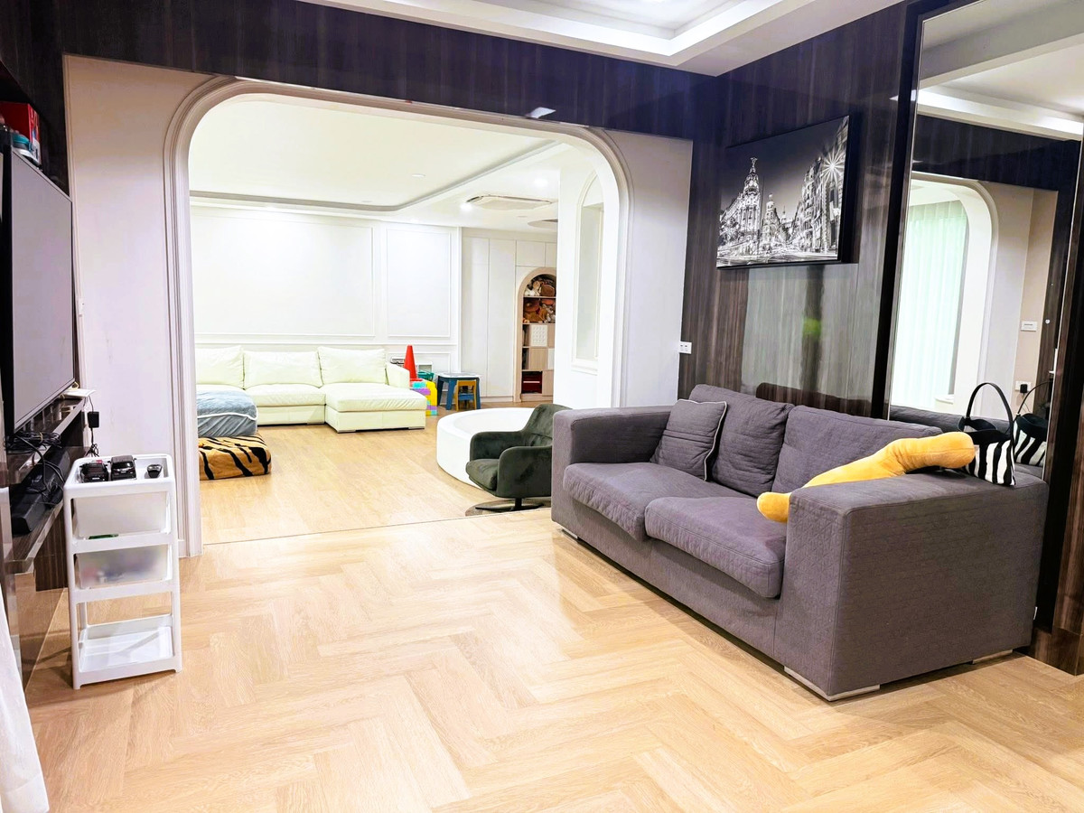 For SaleHousePattanakan, Srinakarin : 📌[Reservation missed] Urgent! Corner plot detached house The largest house in the Village On Nut 65 project. Fully renovated, built-in throughout, very new condition. If interested, contact 095-424-3656.