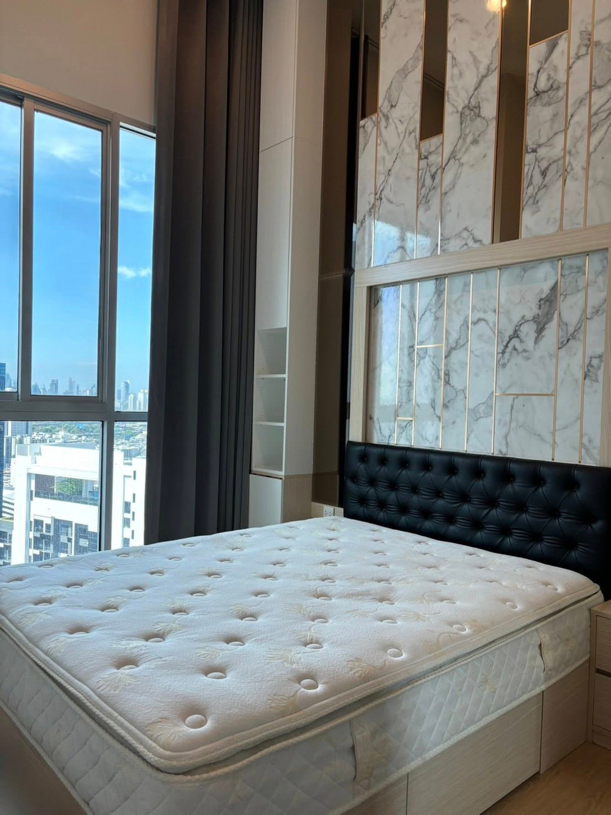 ให้เช่าคอนโดรัชดา ห้วยขวาง : ให้เช่าคอนโด Noble Revolve Ratchada 1 ชั้นบนสุด วิวโล่งไม่บล็อก • เพียง 4 ยูนิต ทั้งชั้น ที่สุดของความส่วนตัว • 2 ห้องนอน 2 ห้องน้ำ พร้อมเข้าอยู่