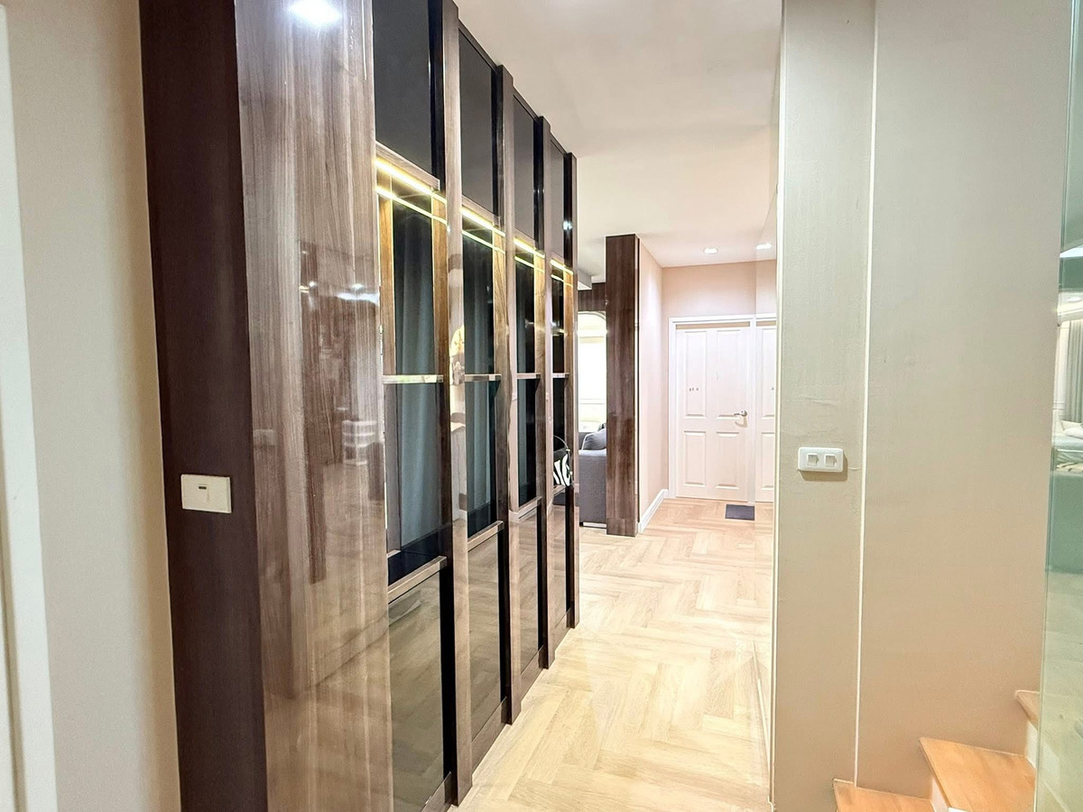 For SaleHousePattanakan, Srinakarin : 📌[Reservation missed] Urgent! Corner plot detached house The largest house in the Village On Nut 65 project. Fully renovated, built-in throughout, very new condition. If interested, contact 095-424-3656.