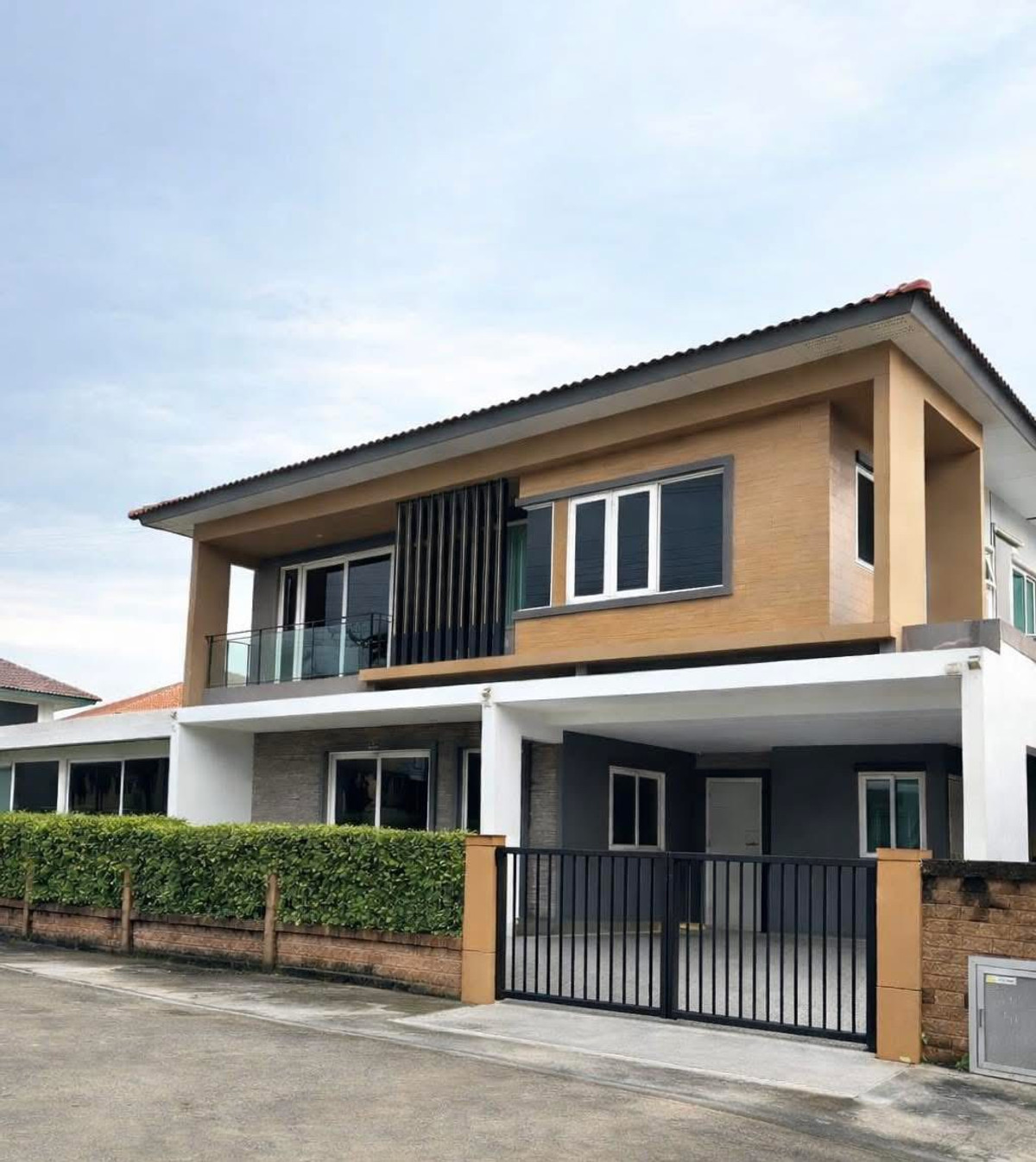 For SaleHousePattanakan, Srinakarin : 📌[Reservation missed] Urgent! Corner plot detached house The largest house in the Village On Nut 65 project. Fully renovated, built-in throughout, very new condition. If interested, contact 095-424-3656.