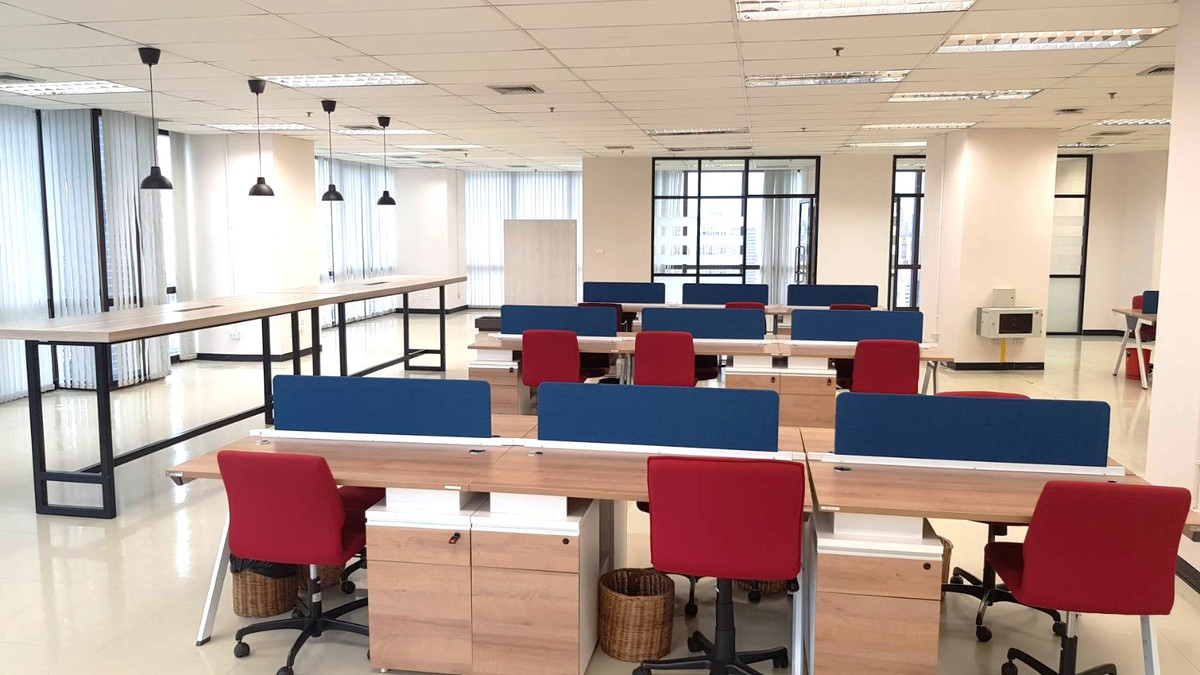 For RentOfficeRatchadapisek, Huaikwang, Suttisan : Office for rent, next to MRT Cultural Center, large size 654 sq m., potential location in the heart of Ratchada.