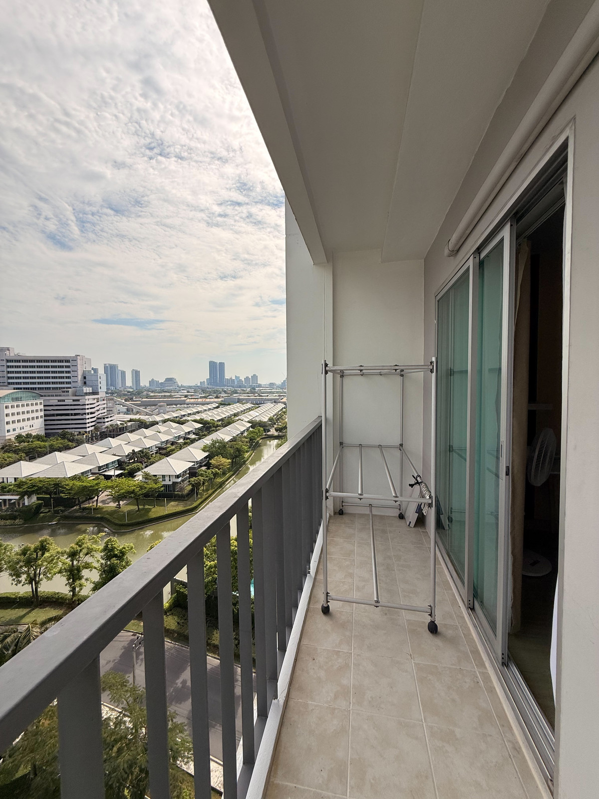 For RentCondoPattanakan, Srinakarin : FOR RENT 	The Parkland Srinakarin **Corner Room**Ready to Move in**