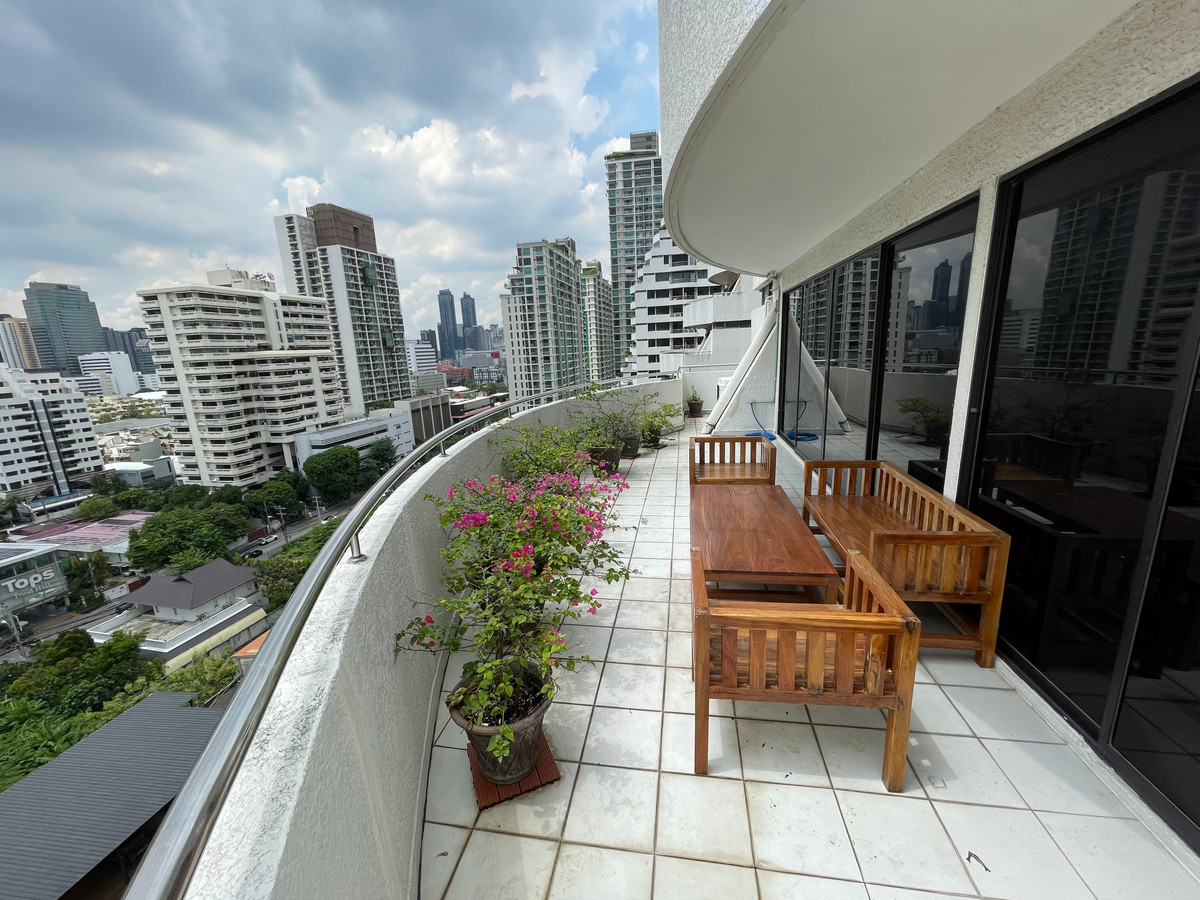 CondoSukhumvit, Asoke, Thonglor : ✨ Private kingdom 142 sq m in the heart of Sukhumvit 39✨ Wide area like living in a single house. With a 180 degree city view!📸