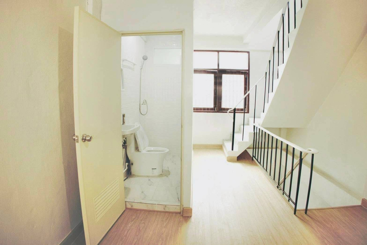 ให้เช่าโฮมออฟฟิศนานา : LTH14706 – ปล่อยเช่า ราคาดี ทำเลทอง Commercial for Rent | Sathorn 11 | 180 sqm | 4 Storey 3 Bedrooms 4 Bathrooms | Prime Location Spacious Layout Walkable to School Best Value | Near BTS St. Louis | 45,000 THB/Month | อาคารพาณิชย์ให้เช่า สาทร 11 ขนาด 180 