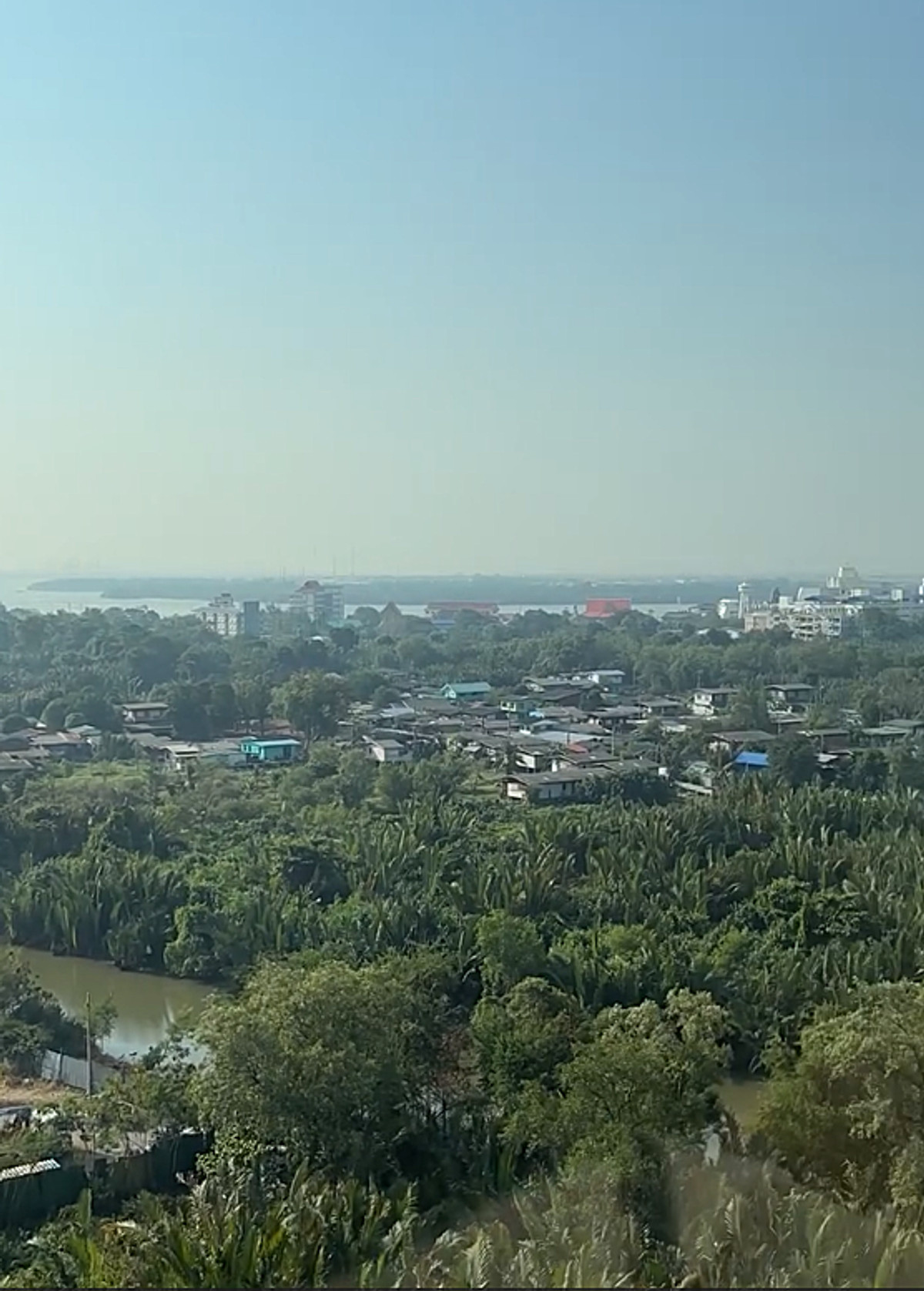 For RentCondoSamut Prakan,Samrong : 💥CP-10443💥The Trust Condo @BTS Erawan👉Line : @wincondo