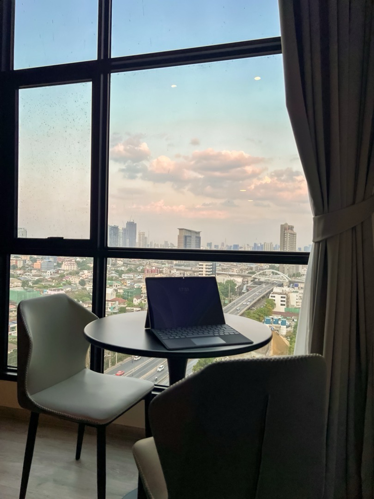For RentCondoPinklao, Charansanitwong : 🔥For Rent Now🔥 Origin Plug & Play Sirindhorn Station. Beautifully decorated unit with high ceilings and unobstructed views. Fully furnished and ready to move in. Near MRT Sirindhorn Station.