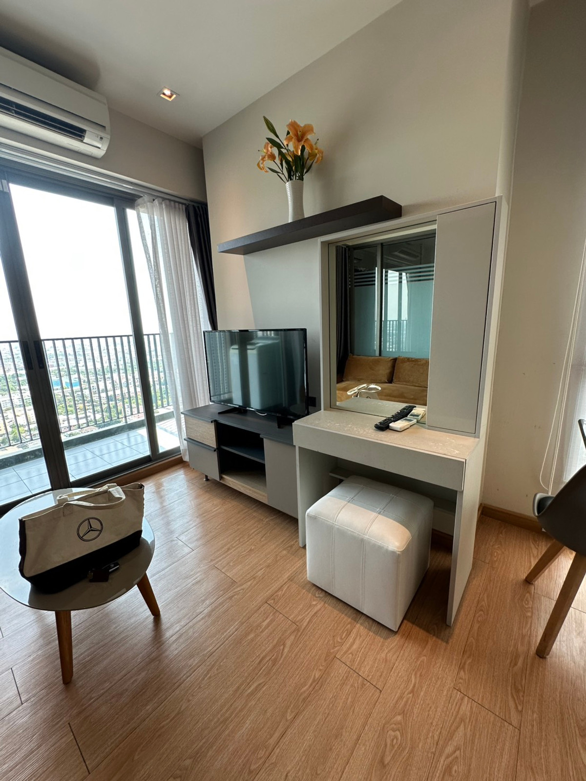 For RentCondoThaphra, Talat Phlu, Wutthakat : Whizdom Ratchada Tha Phra, next to BTS Talat Phlu, very beautiful room and view. Vacant and ready to rent.