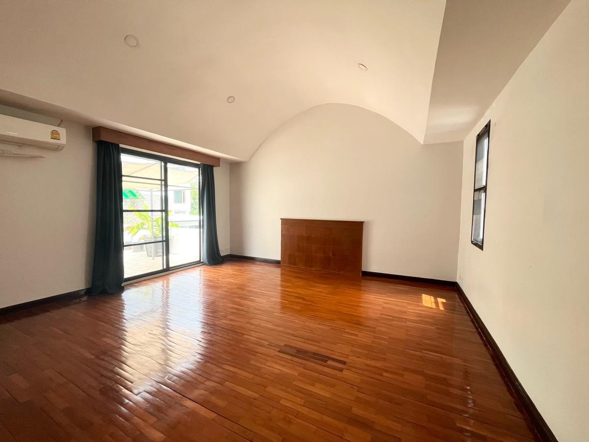 For RentHouseSukhumvit, Asoke, Thonglor : The Noble Ekkamai 22 (The Noble Ekkamai 22) for rent, 3-story detached house.