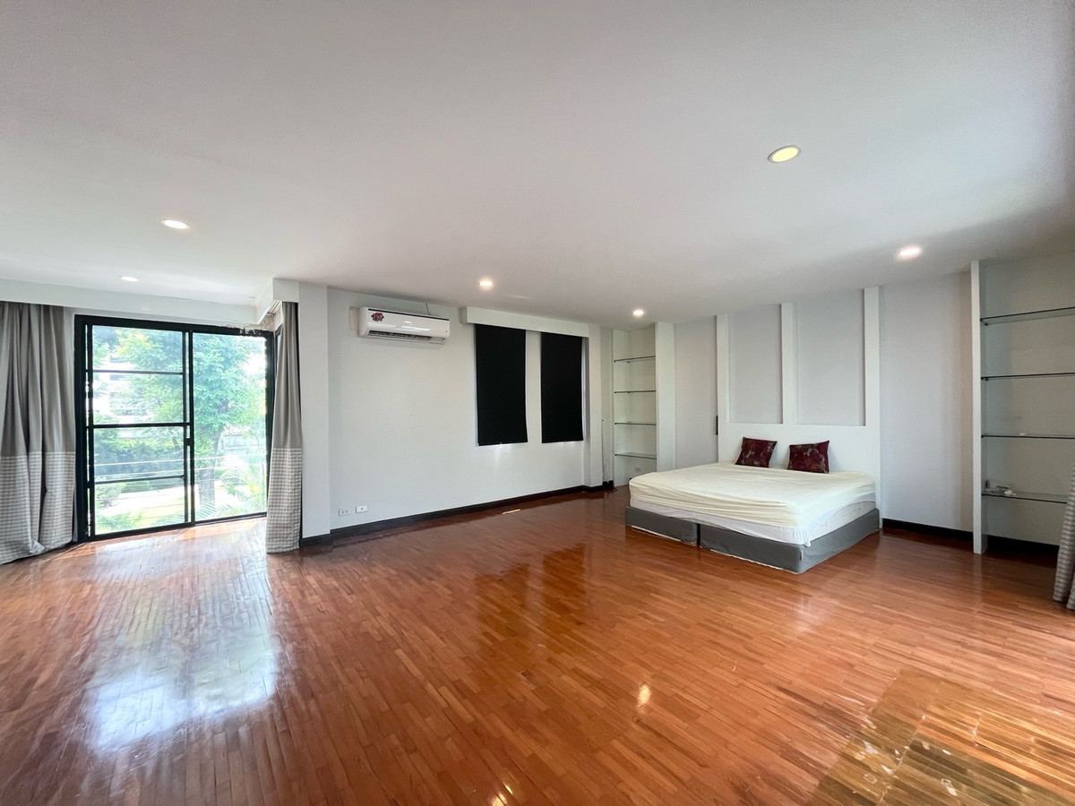 For RentHouseSukhumvit, Asoke, Thonglor : The Noble Ekkamai 22 (The Noble Ekkamai 22) for rent, 3-story detached house.