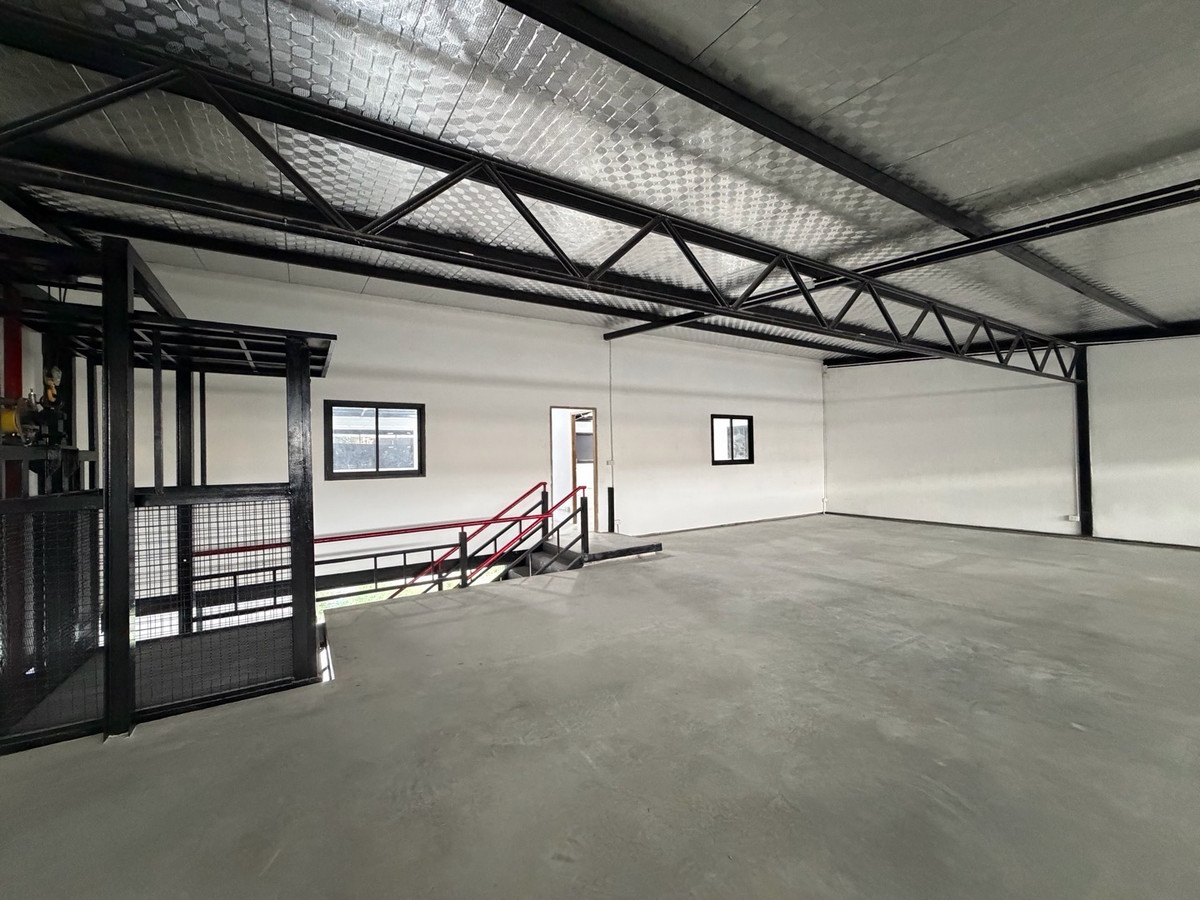 ให้เช่าโกดังลาดกระบัง สุวรรณภูมิ : ให้เช่าโกดัง 2 ชั้น พร้อมลิฟต์ ซอยกิ่งแก้ว37 (บางพลี-ลาดกระบัง) ใกล้สนามบินสุวรรณภูมิ