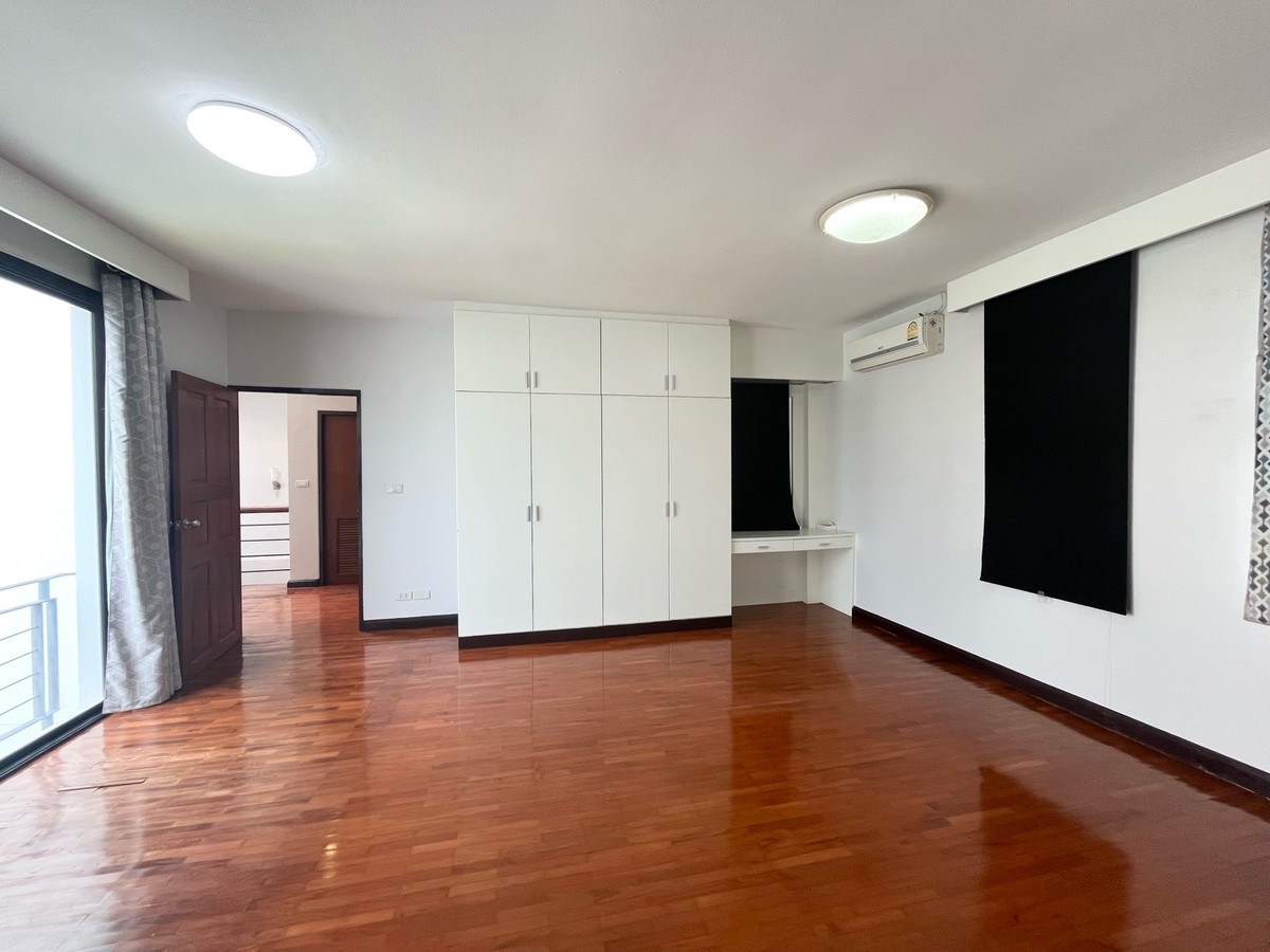 For RentHouseSukhumvit, Asoke, Thonglor : The Noble Ekkamai 22 (The Noble Ekkamai 22) for rent, 3-story detached house.