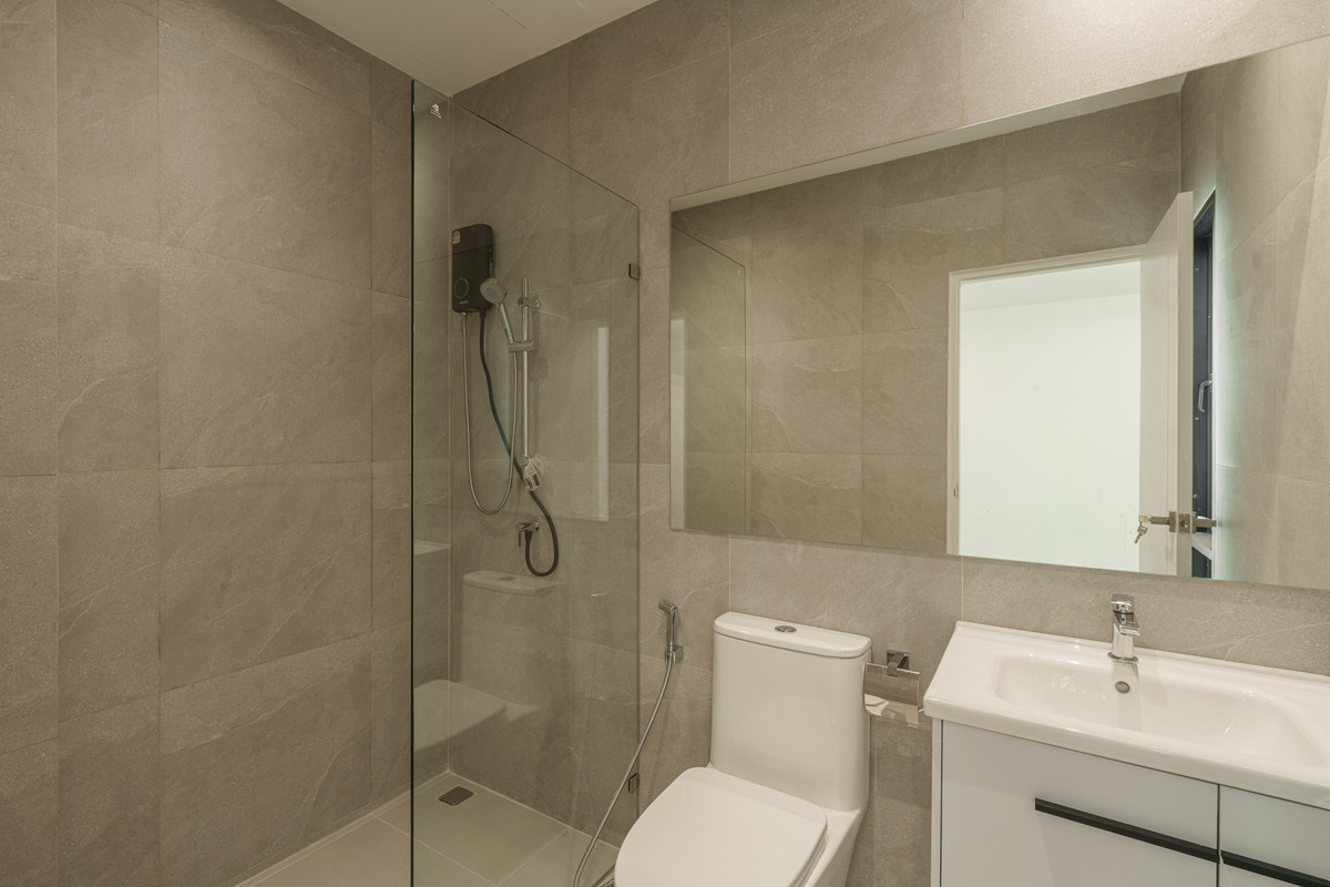 For SaleTownhomeSukhumvit, Asoke, Thonglor : 📌[𝐑𝐚𝐫𝐞 𝐔𝐧𝐢𝐭] Newly renovated townhome with 𝐁𝐮𝐢𝐥𝐭-𝐢𝐧, beautiful, fully furnished, with free gifts! Furniture as shown in the picture. If interested, contact 095-424-3656.