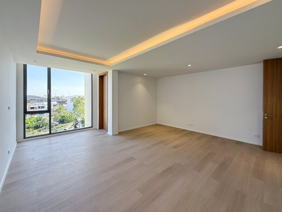 For SaleHome OfficeSukhumvit, Asoke, Thonglor : 📌For sale 𝐇𝐨𝐦𝐞 𝐎𝐟𝐟𝐢𝐜𝐞 / Townhome near Thonglor-Ekkamai With private elevator & 𝐒𝐦𝐚𝐫𝐭 𝐇𝐨𝐦𝐞 system. Wide usable area of ​​536 sq m. and parking for up to 4 cars. If interested, contact 095-424-3656.