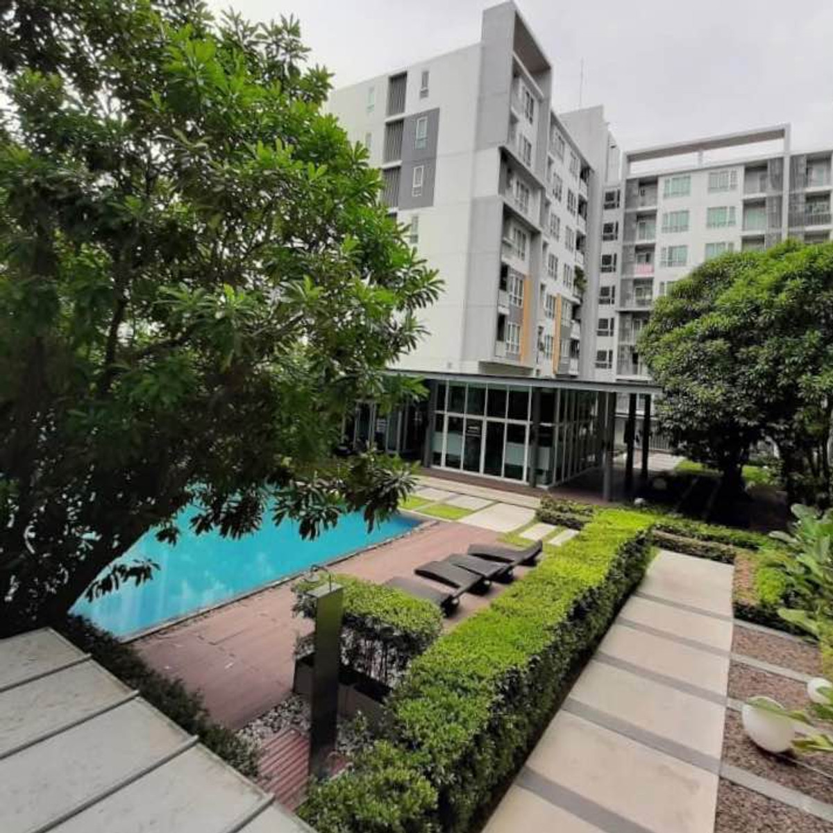 For SaleCondoKasetsart, Ratchayothin : For sale cheap, The Key Condo, Phahonyothin 34, Building B, 2nd floor, size 33 sq m., 1 bedroom, 1 bathroom, new built-ins throughout the room. Swimming pool view