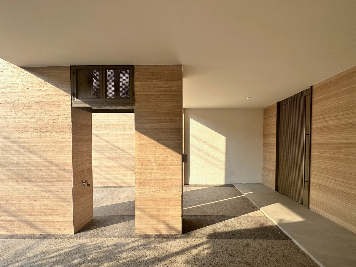 For SaleHome OfficeSukhumvit, Asoke, Thonglor : 📌For sale 𝐇𝐨𝐦𝐞 𝐎𝐟𝐟𝐢𝐜𝐞 / Townhome near Thonglor-Ekkamai With private elevator & 𝐒𝐦𝐚𝐫𝐭 𝐇𝐨𝐦𝐞 system. Wide usable area of ​​536 sq m. and parking for up to 4 cars. If interested, contact 095-424-3656.
