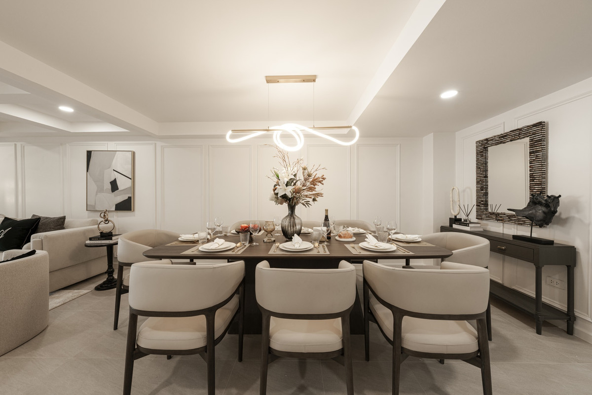 For SaleTownhomeSukhumvit, Asoke, Thonglor : 📌[𝐑𝐚𝐫𝐞 𝐔𝐧𝐢𝐭] Newly renovated townhome with 𝐁𝐮𝐢𝐥𝐭-𝐢𝐧, beautiful, fully furnished, with free gifts! Furniture as shown in the picture. If interested, contact 095-424-3656.