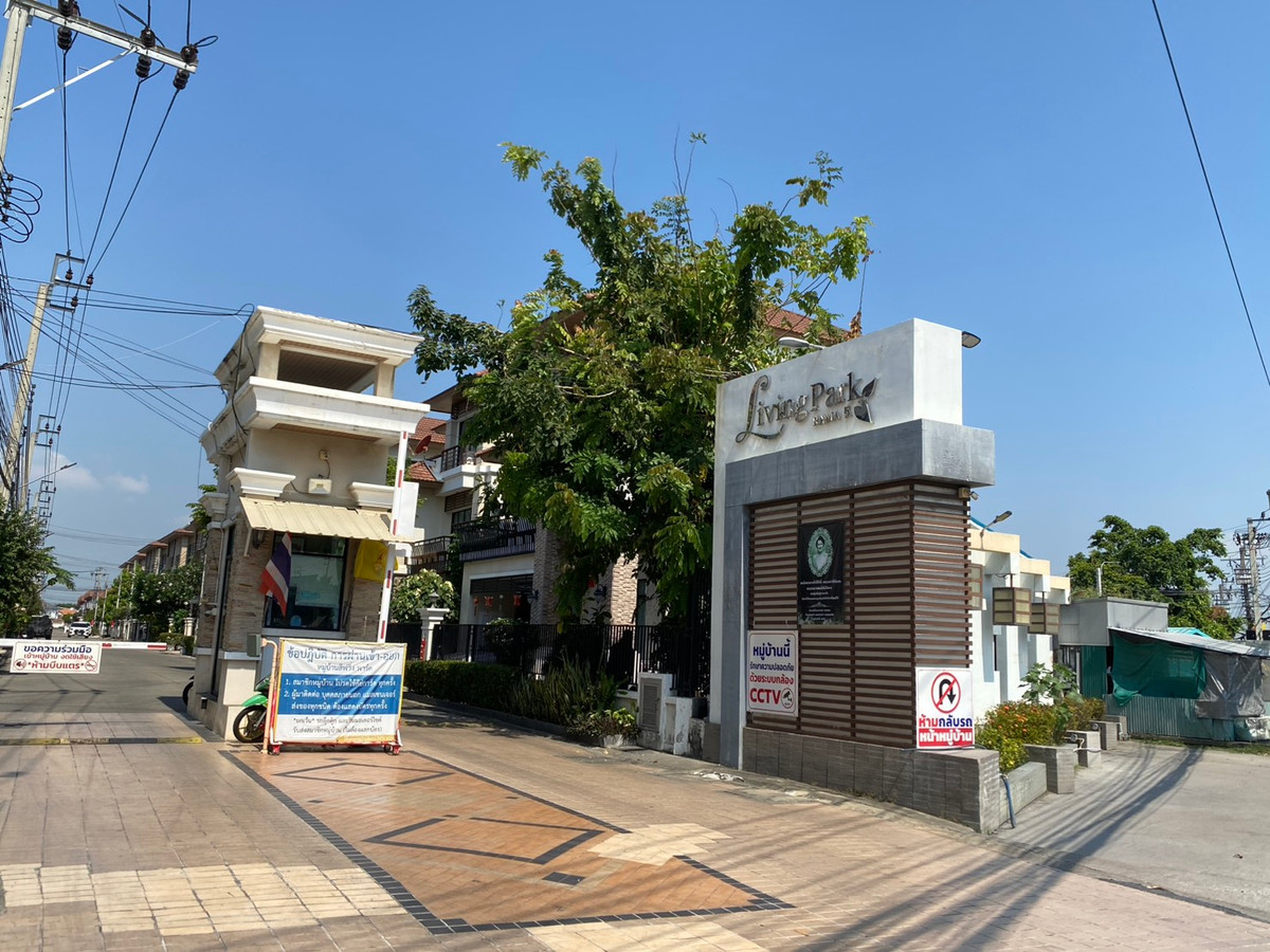 ขายทาวน์โฮมนนทบุรี บางใหญ่ บางบัวทอง : บ้านทาวน์เฮ้า 2 ชั้น โครงการลิฟวิ่งพาร์ค พระราม 5