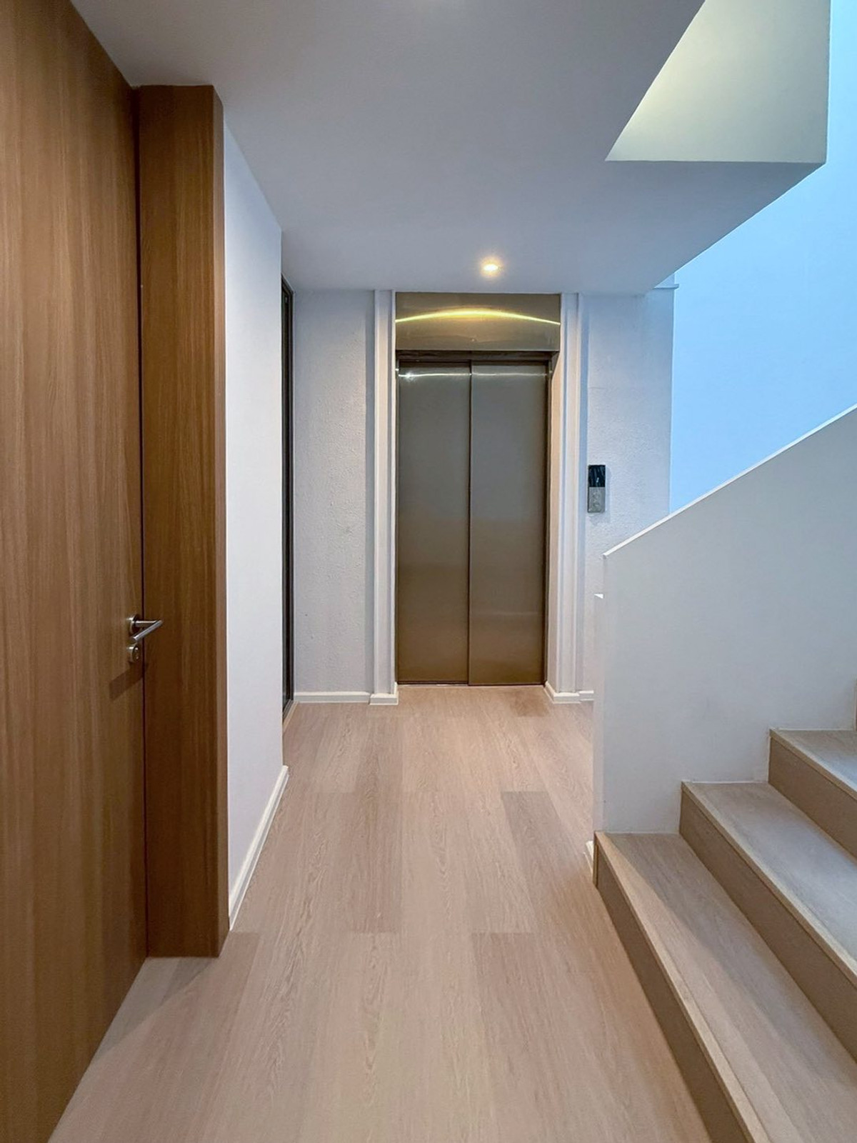 For SaleHome OfficeSukhumvit, Asoke, Thonglor : 📌For sale 𝐇𝐨𝐦𝐞 𝐎𝐟𝐟𝐢𝐜𝐞 / Townhome near Thonglor-Ekkamai With private elevator & 𝐒𝐦𝐚𝐫𝐭 𝐇𝐨𝐦𝐞 system. Wide usable area of ​​536 sq m. and parking for up to 4 cars. If interested, contact 095-424-3656.