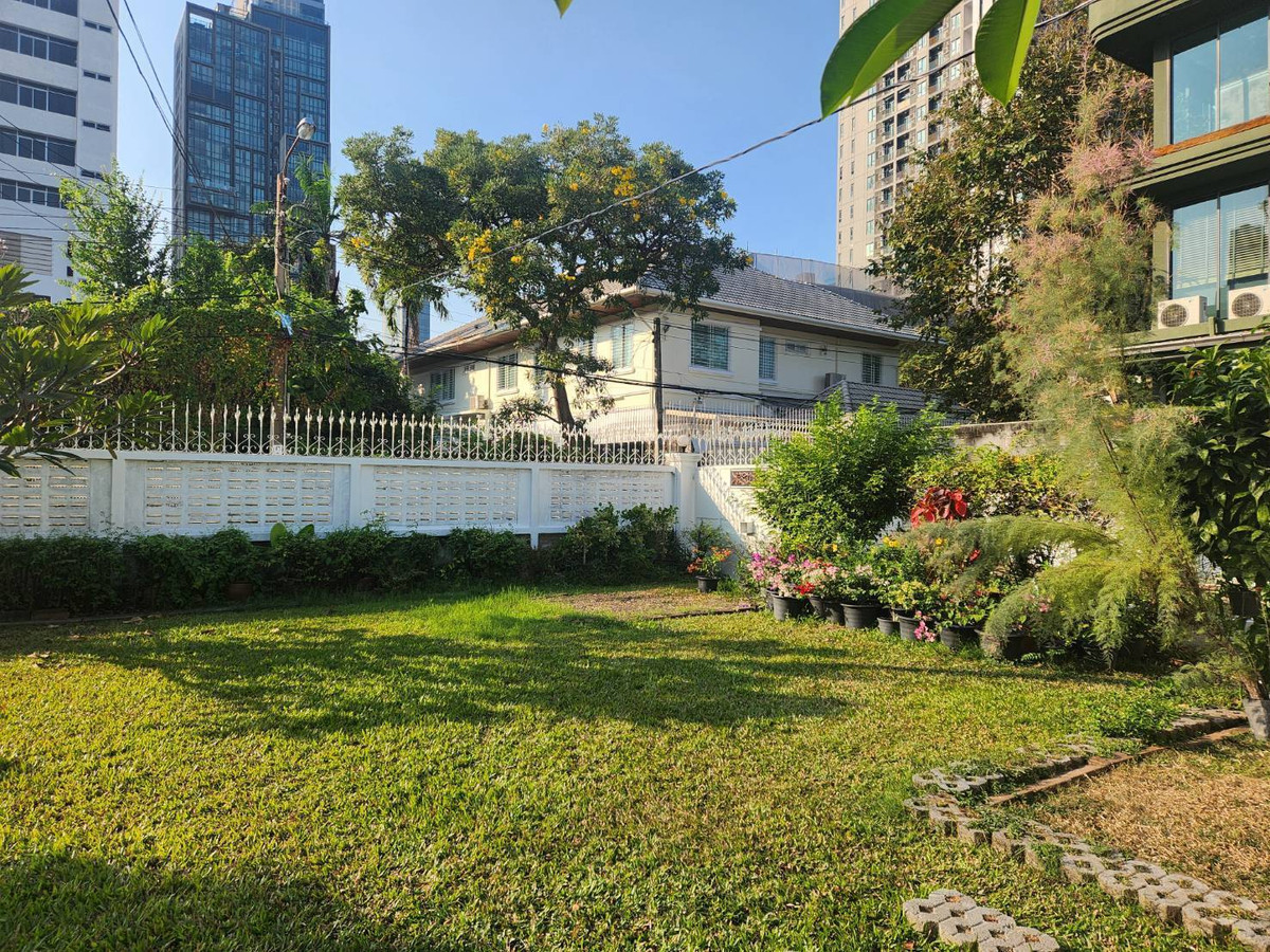 ให้เช่าบ้านสุขุมวิท อโศก ทองหล่อ : ให้เช่าบ้าน 2 ชั้น ถ.เอกมัย 28 (สุขุมวิท 63) 