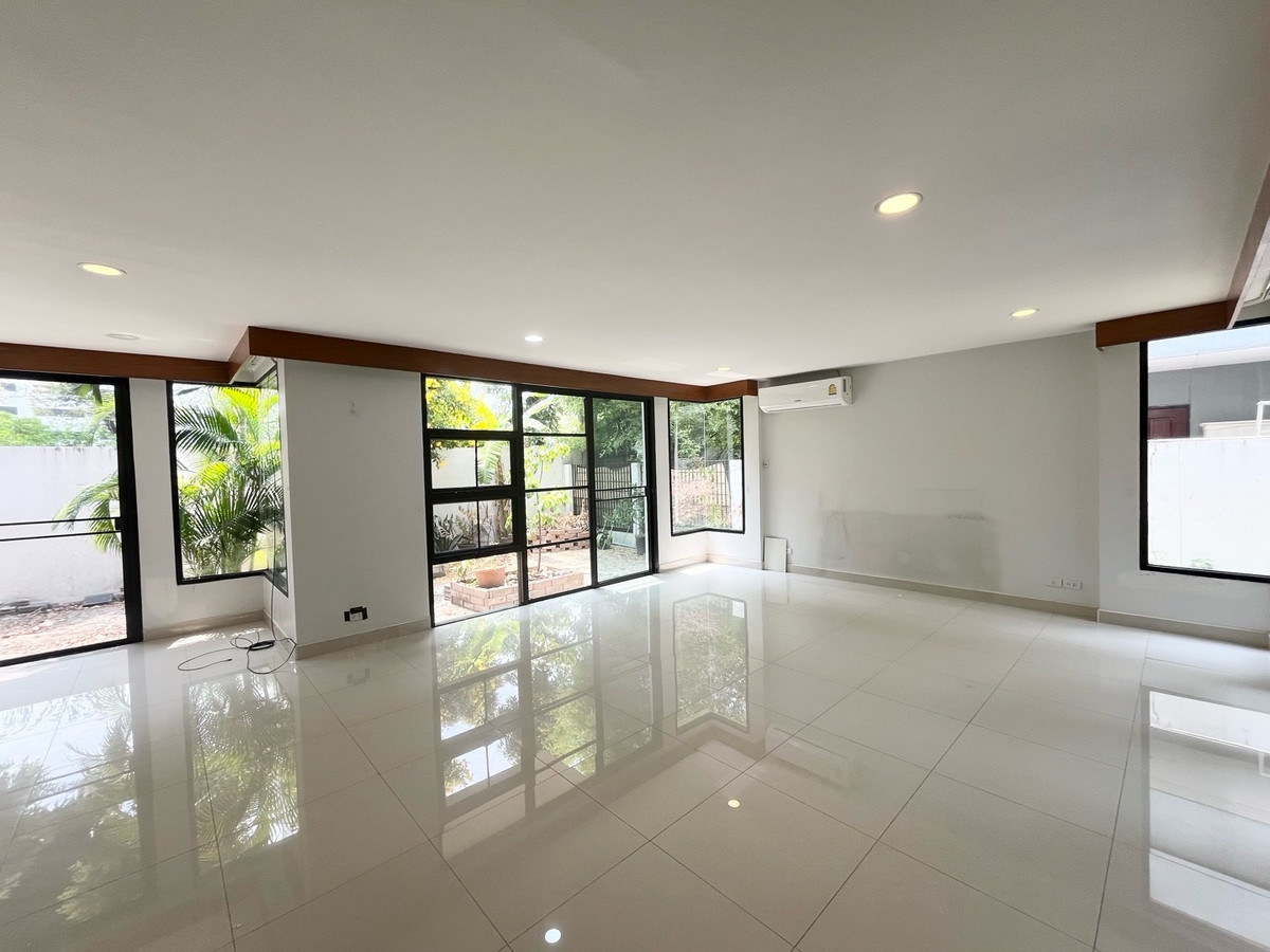 For RentHouseSukhumvit, Asoke, Thonglor : The Noble Ekkamai 22 (The Noble Ekkamai 22) for rent, 3-story detached house.