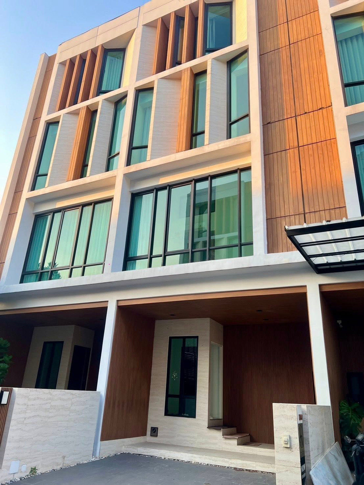 For RentTownhomeRatchadapisek, Huaikwang, Suttisan : The Author Ratchada 32, home office for real working teams. Double Volume, 6.5 m high, high ceiling feel like an Agency / Studio, airy and open, good light all day, comfortable working, brain flowing smoothly.