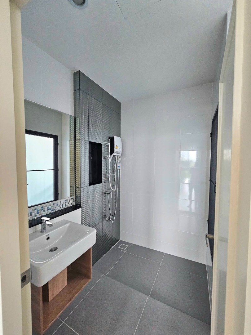 For RentHousePattanakan, Srinakarin : 🔥Urgent for rent🔥Baan Klang Muang Rama 9 - Krungthep Kreetha, beautifully decorated, fully furnished, ready to move in, near the main road, convenient travel.