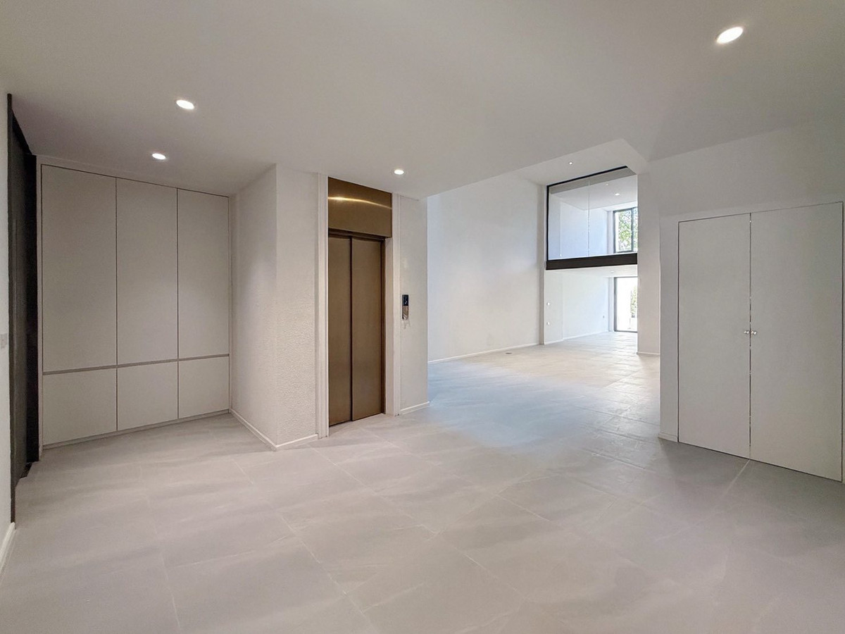 For SaleHome OfficeSukhumvit, Asoke, Thonglor : 📌For sale 𝐇𝐨𝐦𝐞 𝐎𝐟𝐟𝐢𝐜𝐞 / Townhome near Thonglor-Ekkamai With private elevator & 𝐒𝐦𝐚𝐫𝐭 𝐇𝐨𝐦𝐞 system. Wide usable area of ​​536 sq m. and parking for up to 4 cars. If interested, contact 095-424-3656.