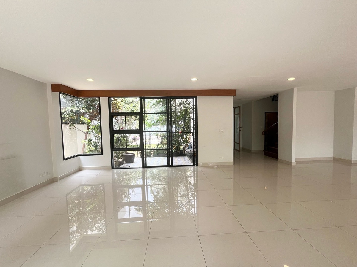 For RentHouseSukhumvit, Asoke, Thonglor : The Noble Ekkamai 22 (The Noble Ekkamai 22) for rent, 3-story detached house.