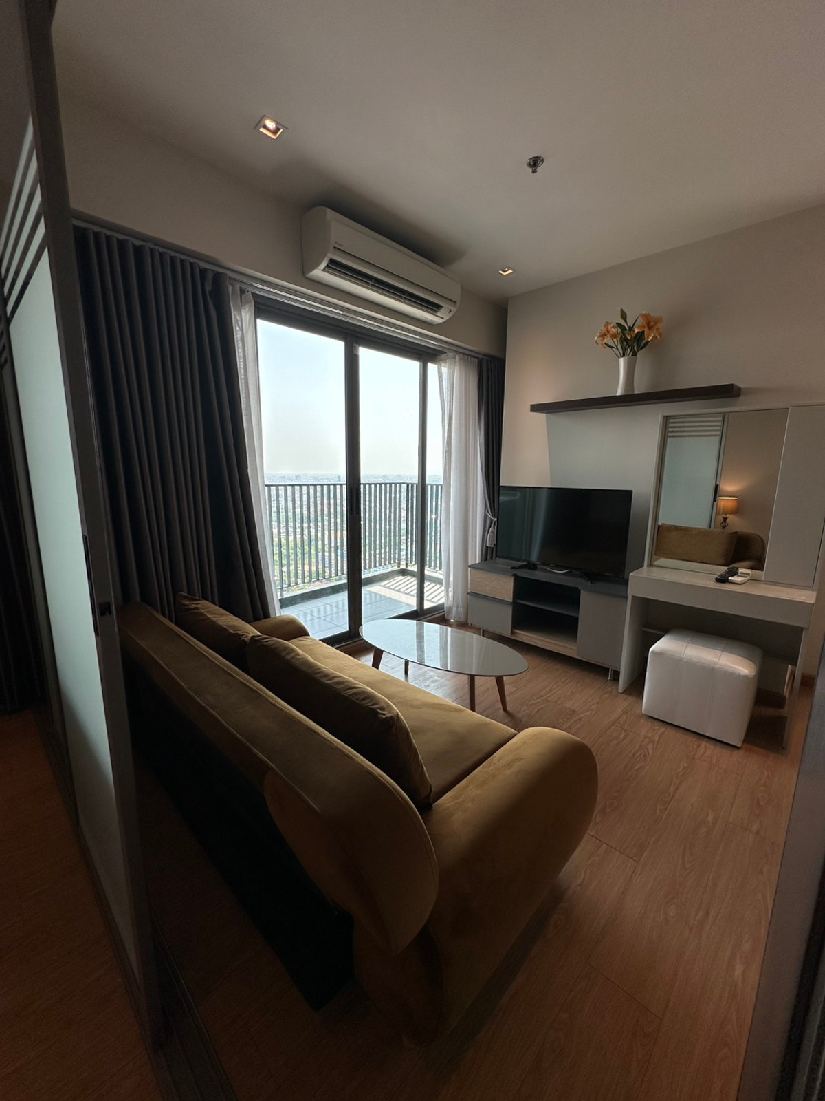 For RentCondoThaphra, Talat Phlu, Wutthakat : Whizdom Ratchada Tha Phra, next to BTS Talat Phlu, very beautiful room and view. Vacant and ready to rent.