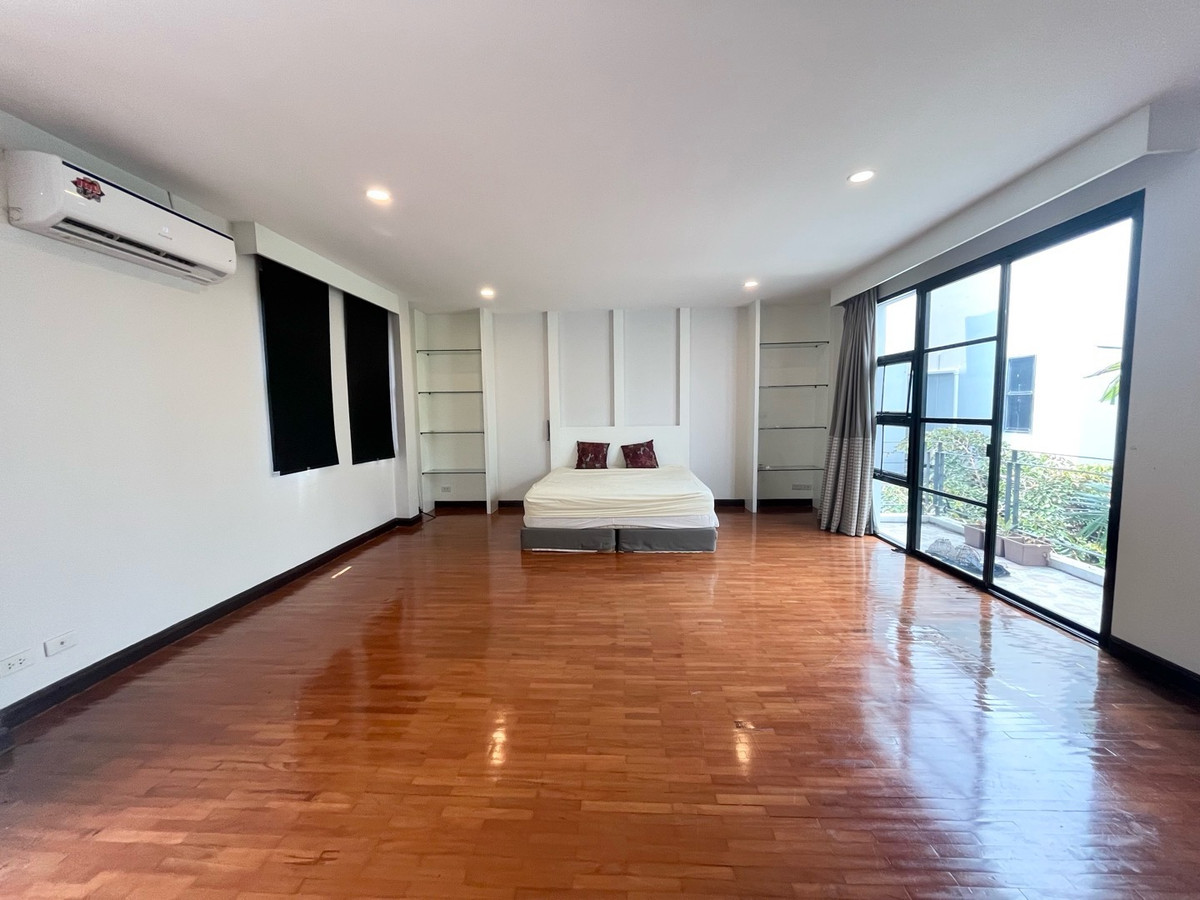 For RentHouseSukhumvit, Asoke, Thonglor : The Noble Ekkamai 22 (The Noble Ekkamai 22) for rent, 3-story detached house.