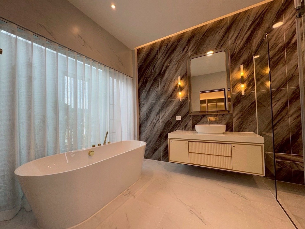 For RentHousePattanakan, Srinakarin : Luxury house for rent, Nantawan Rama 9 - Krungthep Kreetha New Road, 5 bedrooms, 6 bathrooms, near the expressway (Luxury House for Rent – ​​Nantawan Rama 9 (Krungthep Kreetha New Road)