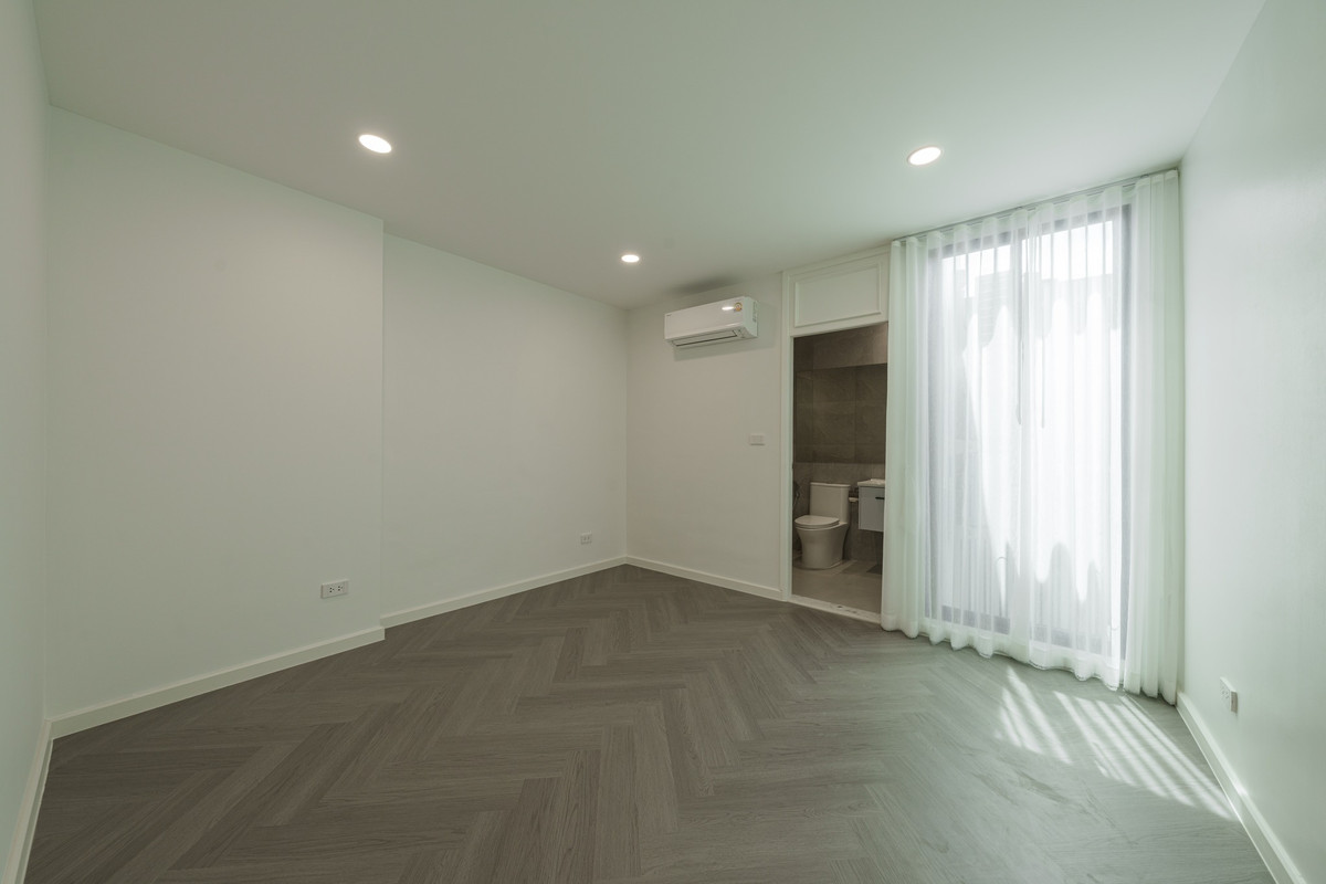 For SaleTownhomeSukhumvit, Asoke, Thonglor : 📌[𝐑𝐚𝐫𝐞 𝐔𝐧𝐢𝐭] Newly renovated townhome with 𝐁𝐮𝐢𝐥𝐭-𝐢𝐧, beautiful, fully furnished, with free gifts! Furniture as shown in the picture. If interested, contact 095-424-3656.