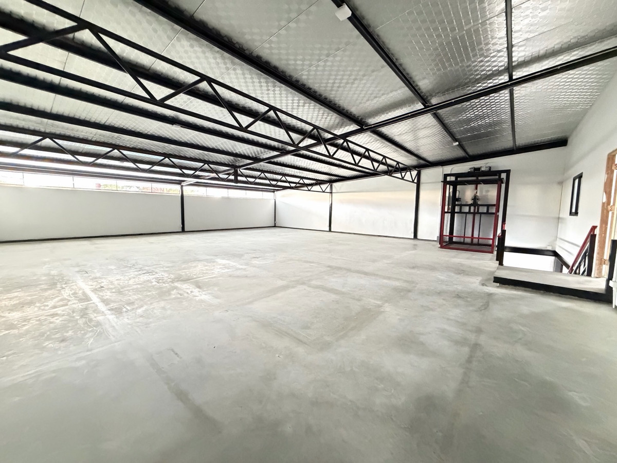 ให้เช่าโกดังลาดกระบัง สุวรรณภูมิ : ให้เช่าโกดัง 2 ชั้น พร้อมลิฟต์ ซอยกิ่งแก้ว37 (บางพลี-ลาดกระบัง) ใกล้สนามบินสุวรรณภูมิ