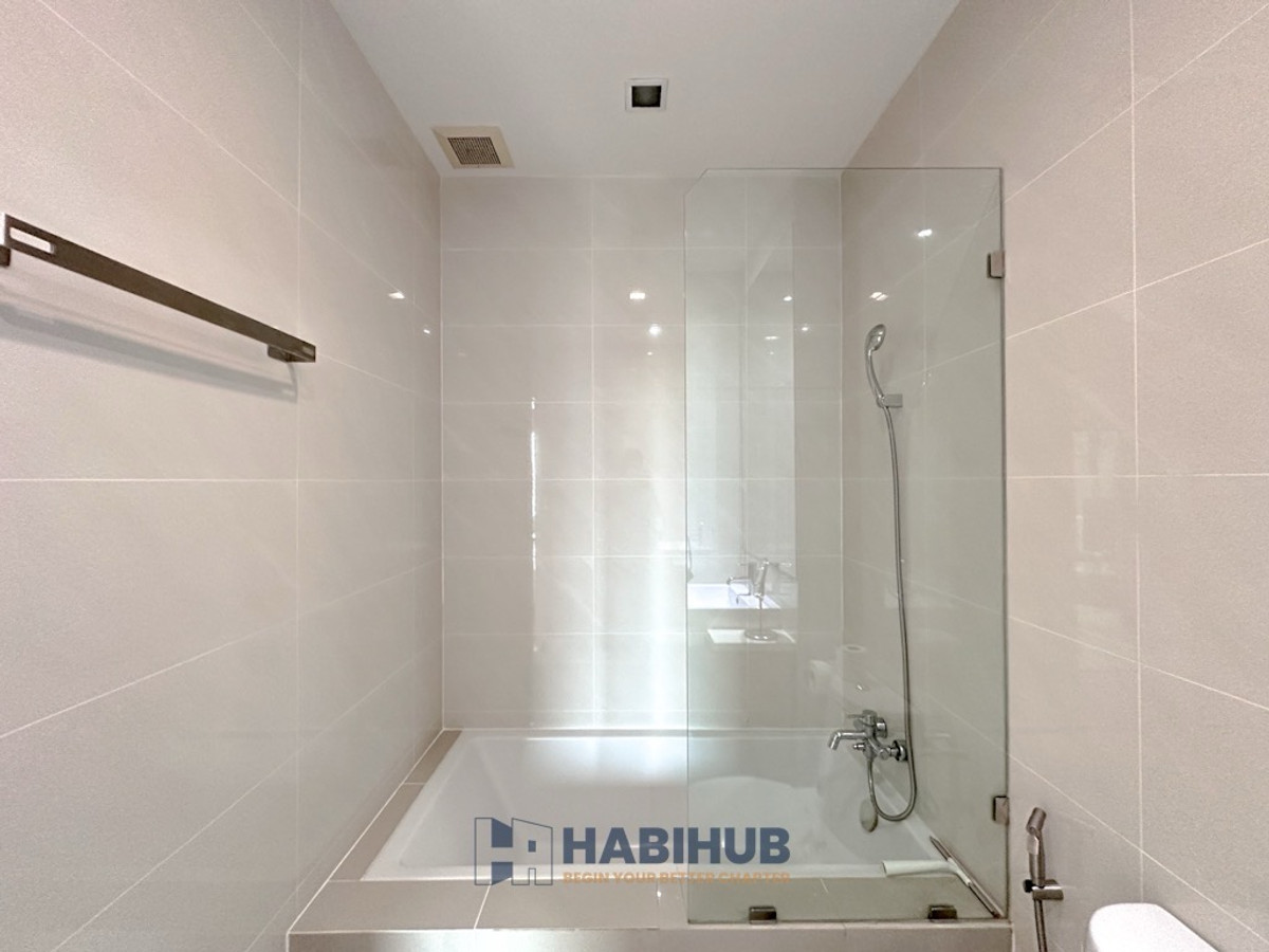 For SaleCondoSukhumvit, Asoke, Thonglor : Urgent sale 🔥 Luxury condo Noble Reveal, potential location near BTS Ekkamai, beautiful room, ready to move in! 1 bedroom, suitable for both living and investment ✨(HBH-HL-80)