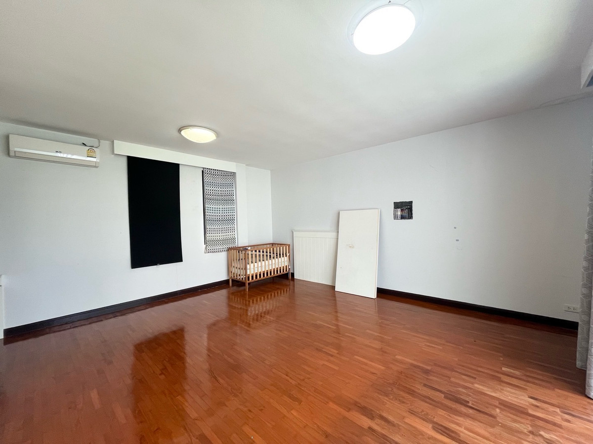 For RentHouseSukhumvit, Asoke, Thonglor : The Noble Ekkamai 22 (The Noble Ekkamai 22) for rent, 3-story detached house.