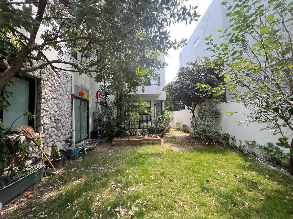 For RentHouseSukhumvit, Asoke, Thonglor : The Noble Ekkamai 22 (The Noble Ekkamai 22) for rent, 3-story detached house.