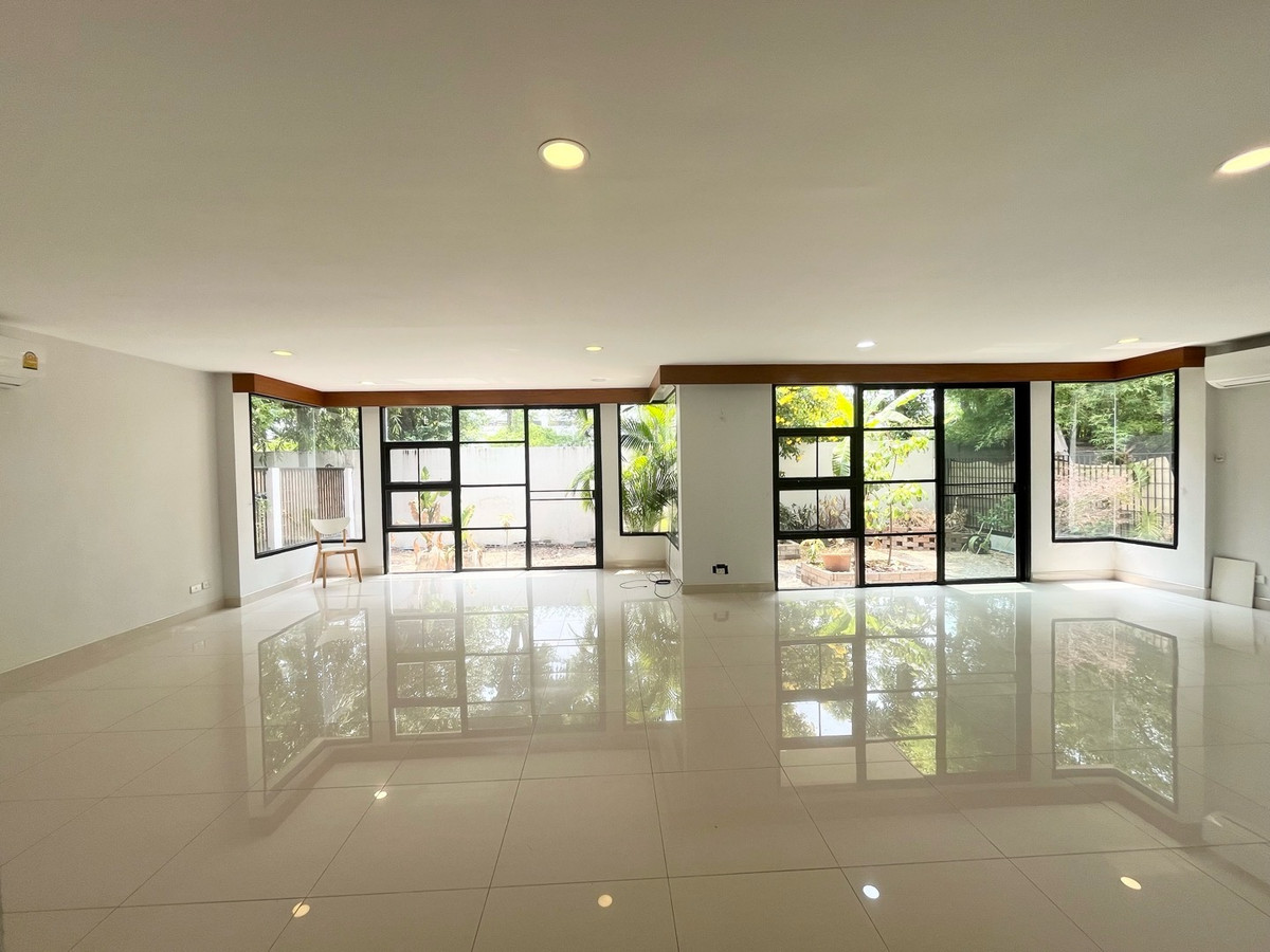 For RentHouseSukhumvit, Asoke, Thonglor : The Noble Ekkamai 22 (The Noble Ekkamai 22) for rent, 3-story detached house.