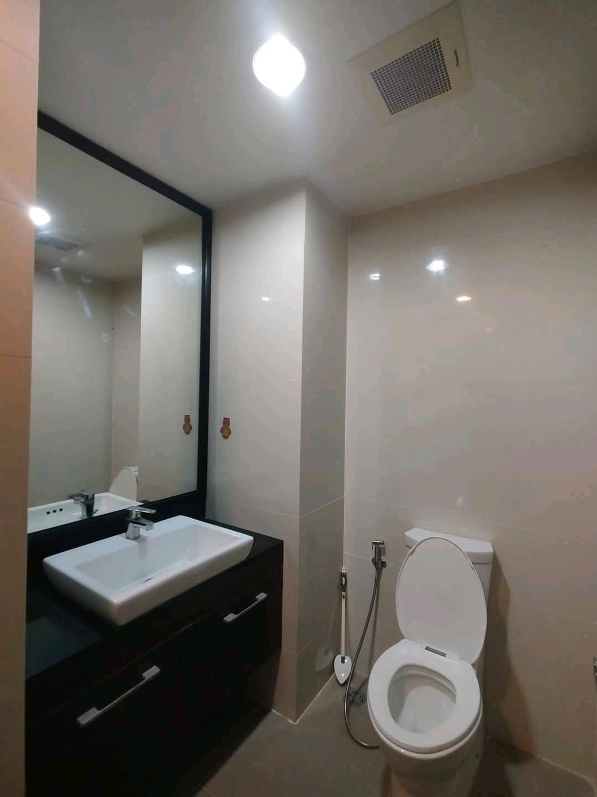 For RentCondoLadprao, Central Ladprao : ✨📍 Prime location "Lat Phrao Intersection", walk directly to BTS / MRT! Ready to move in immediately, beautiful room, fully furnished, location very hard to find!