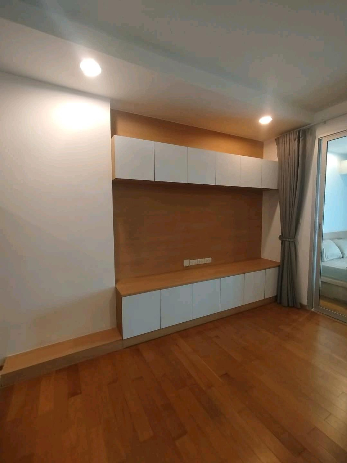 For RentCondoLadprao, Central Ladprao : ✨📍 Prime location "Lat Phrao Intersection", walk directly to BTS / MRT! Ready to move in immediately, beautiful room, fully furnished, location very hard to find!