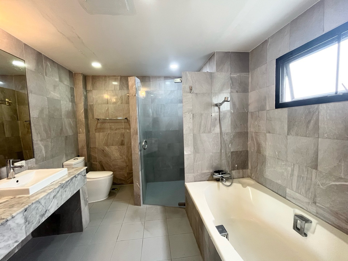 For RentHouseSukhumvit, Asoke, Thonglor : The Noble Ekkamai 22 (The Noble Ekkamai 22) for rent, 3-story detached house.