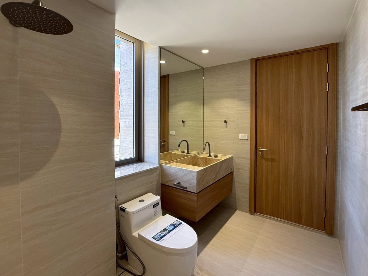 For SaleHome OfficeSukhumvit, Asoke, Thonglor : 📌For sale 𝐇𝐨𝐦𝐞 𝐎𝐟𝐟𝐢𝐜𝐞 / Townhome near Thonglor-Ekkamai With private elevator & 𝐒𝐦𝐚𝐫𝐭 𝐇𝐨𝐦𝐞 system. Wide usable area of ​​536 sq m. and parking for up to 4 cars. If interested, contact 095-424-3656.