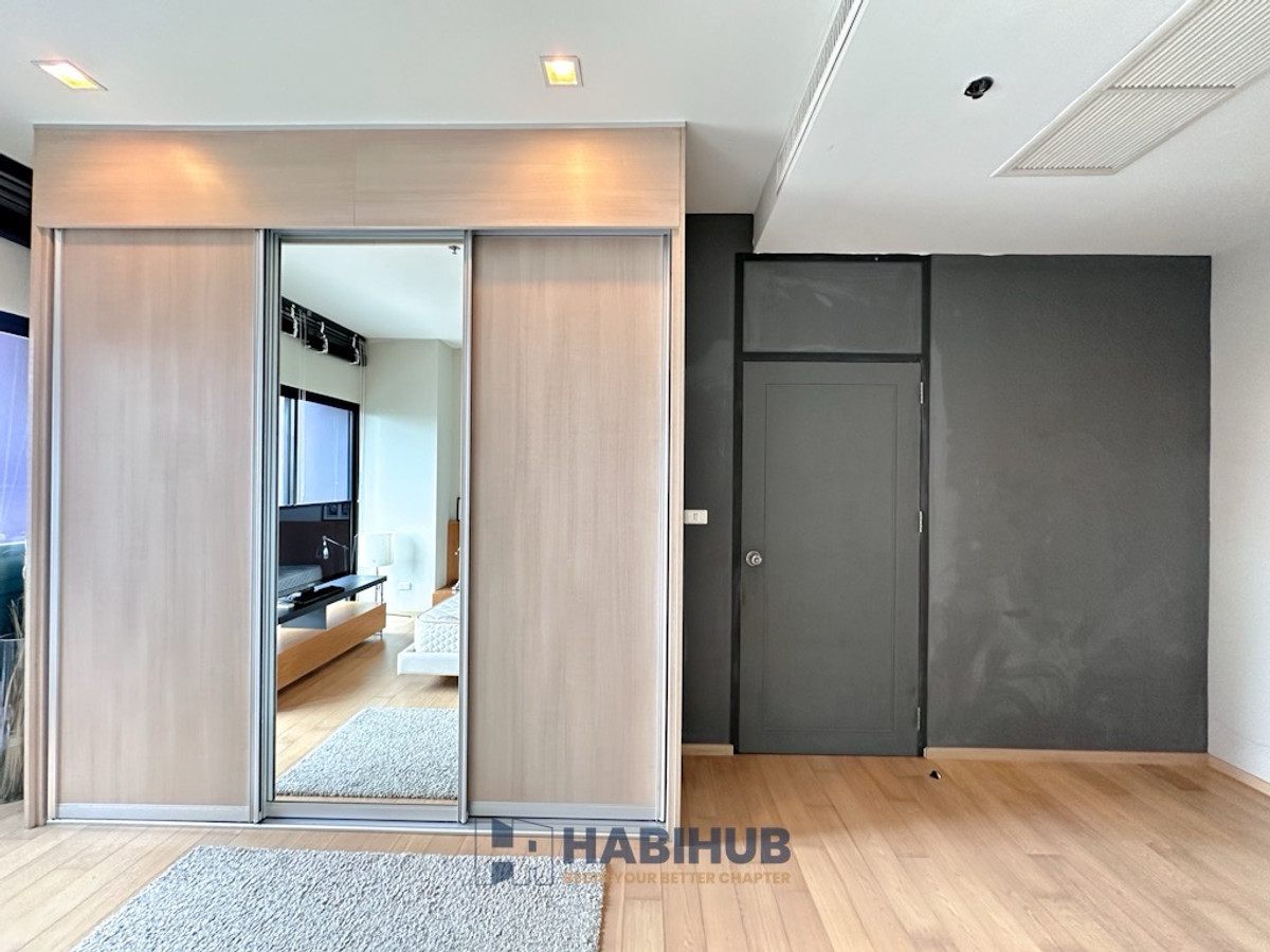 For SaleCondoSukhumvit, Asoke, Thonglor : Urgent sale 🔥 Luxury condo Noble Reveal, potential location near BTS Ekkamai, beautiful room, ready to move in! 1 bedroom, suitable for both living and investment ✨(HBH-HL-80)