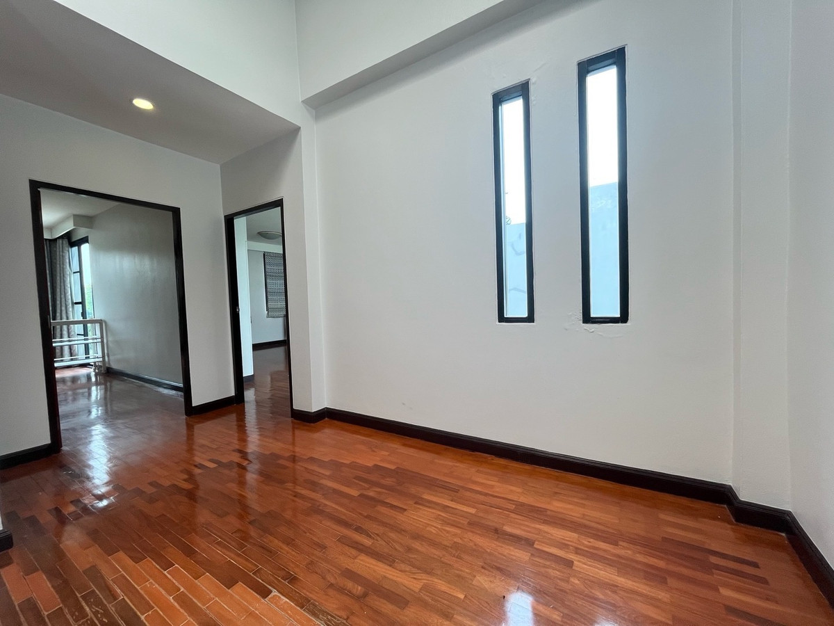 For RentHouseSukhumvit, Asoke, Thonglor : The Noble Ekkamai 22 (The Noble Ekkamai 22) for rent, 3-story detached house.
