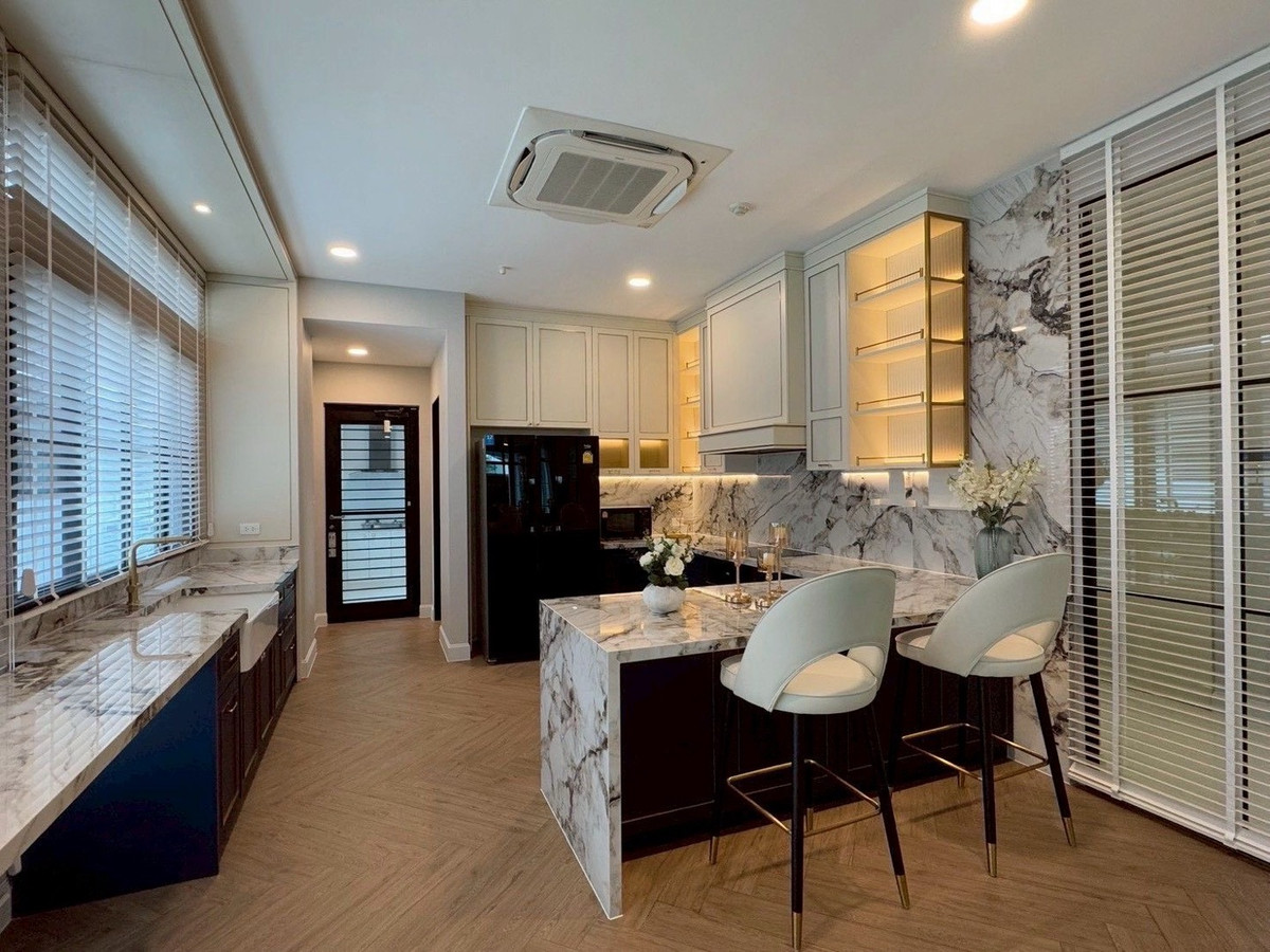 For RentHousePattanakan, Srinakarin : Luxury house for rent, Nantawan Rama 9 - Krungthep Kreetha New Road, 5 bedrooms, 6 bathrooms, near the expressway (Luxury House for Rent – ​​Nantawan Rama 9 (Krungthep Kreetha New Road)