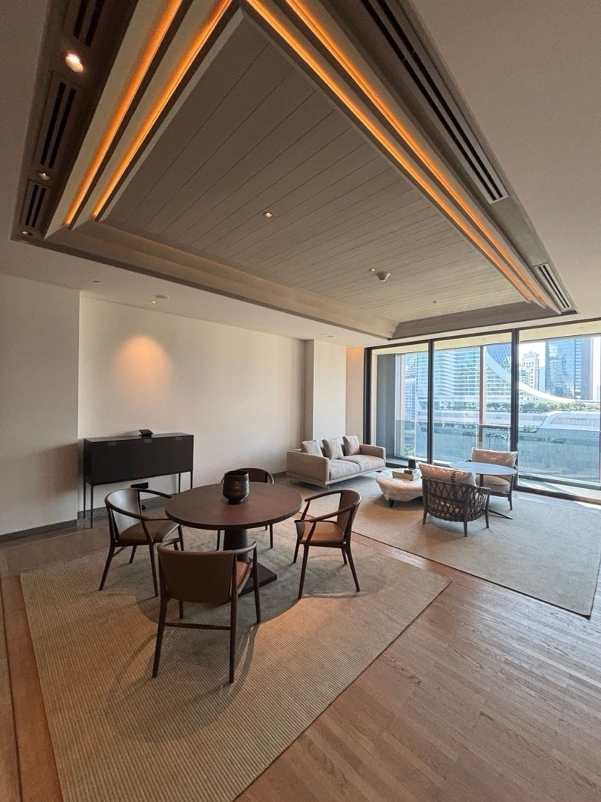 ขายคอนโดวิทยุ ชิดลม หลังสวน : ขายคอนโดหรูใจกลางชิดลม ห้องขนาดใหญ่ 127 ตร.ม 1 ห้องนอน ใกล้ Central Chidlom และ Lumpini Park 