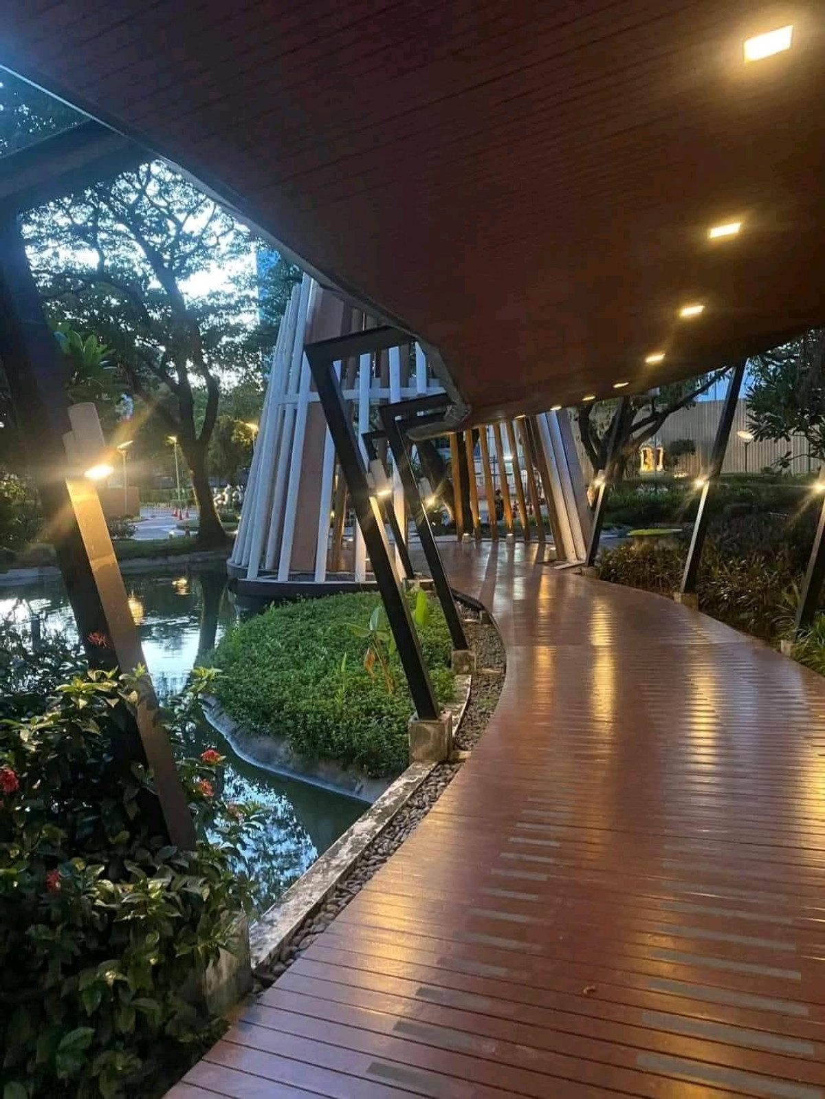 For RentCondoLadprao, Central Ladprao : ✨📍 Prime location "Lat Phrao Intersection", walk directly to BTS / MRT! Ready to move in immediately, beautiful room, fully furnished, location very hard to find!