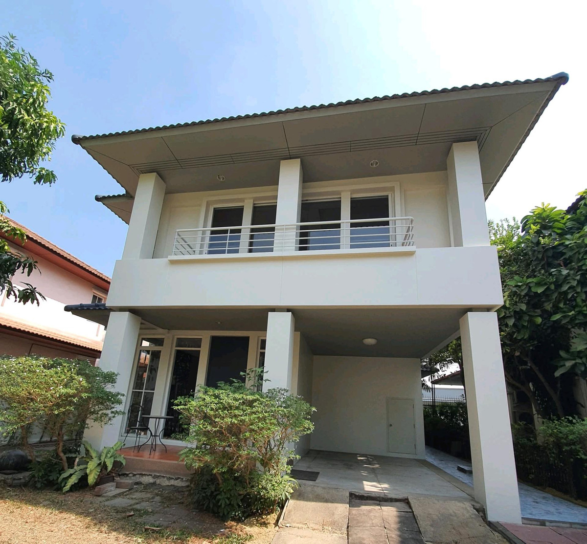For RentHouseYothinpattana,CDC : ✨🚝 Near the Yellow Line MRT. Lat Phrao Station 71 (approximately 1.8 km.) Beautiful house, wide area, good location, convenient travel, ready to move in.